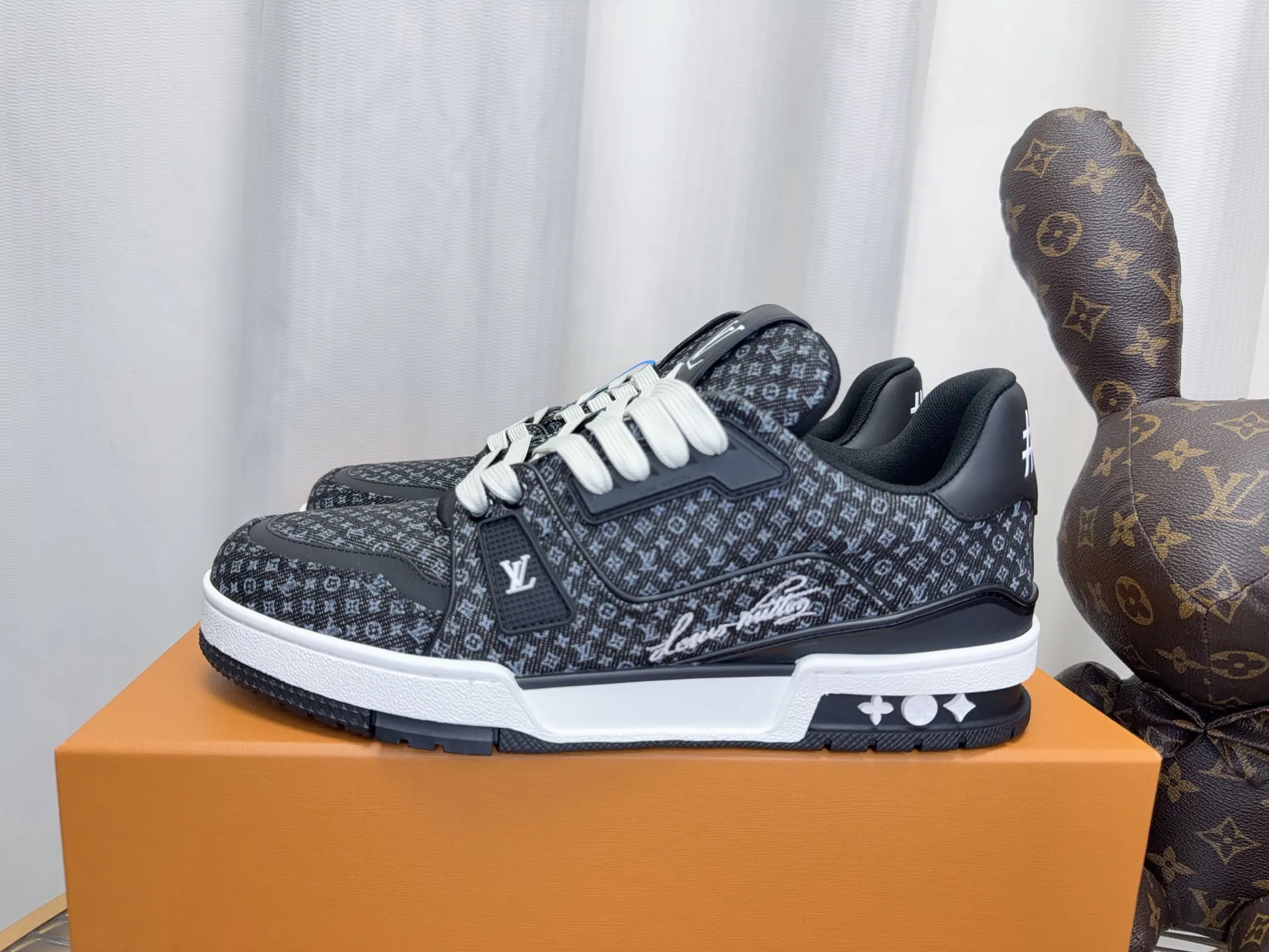 Women's Sneakers LOUIS VUITTON 18234386