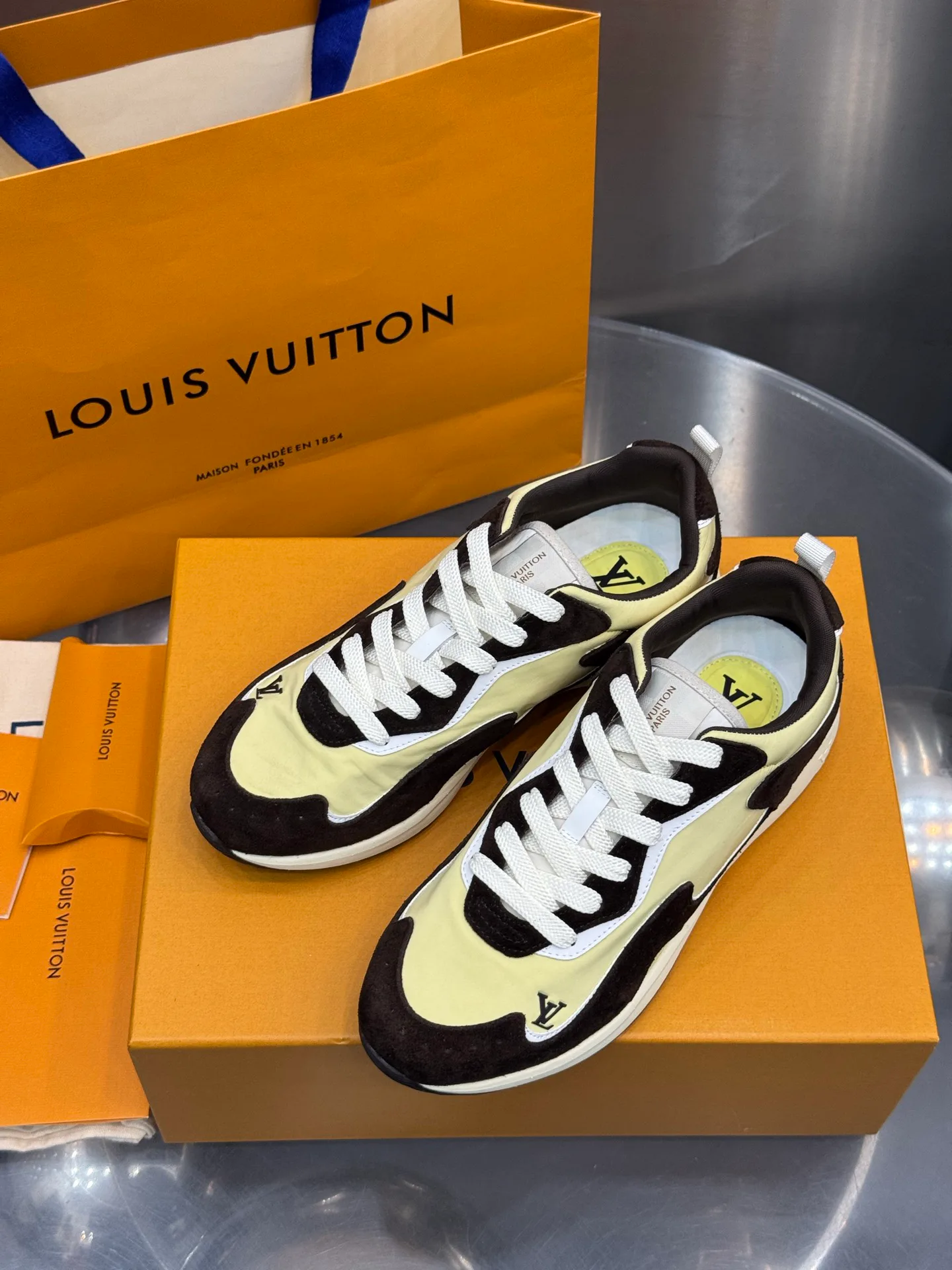 Men's Sneakers LOUIS VUITTON 18202636