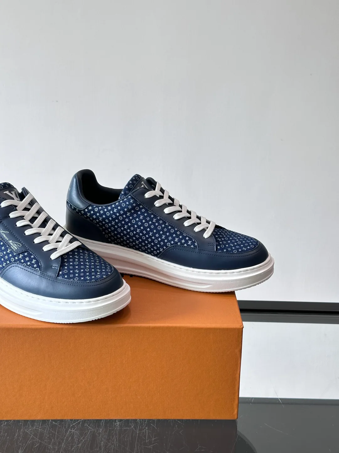 Women's Sneakers LOUIS VUITTON 18119008