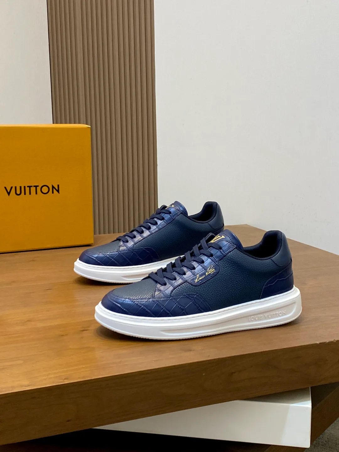 Men's Sneakers LOUIS VUITTON 18265109