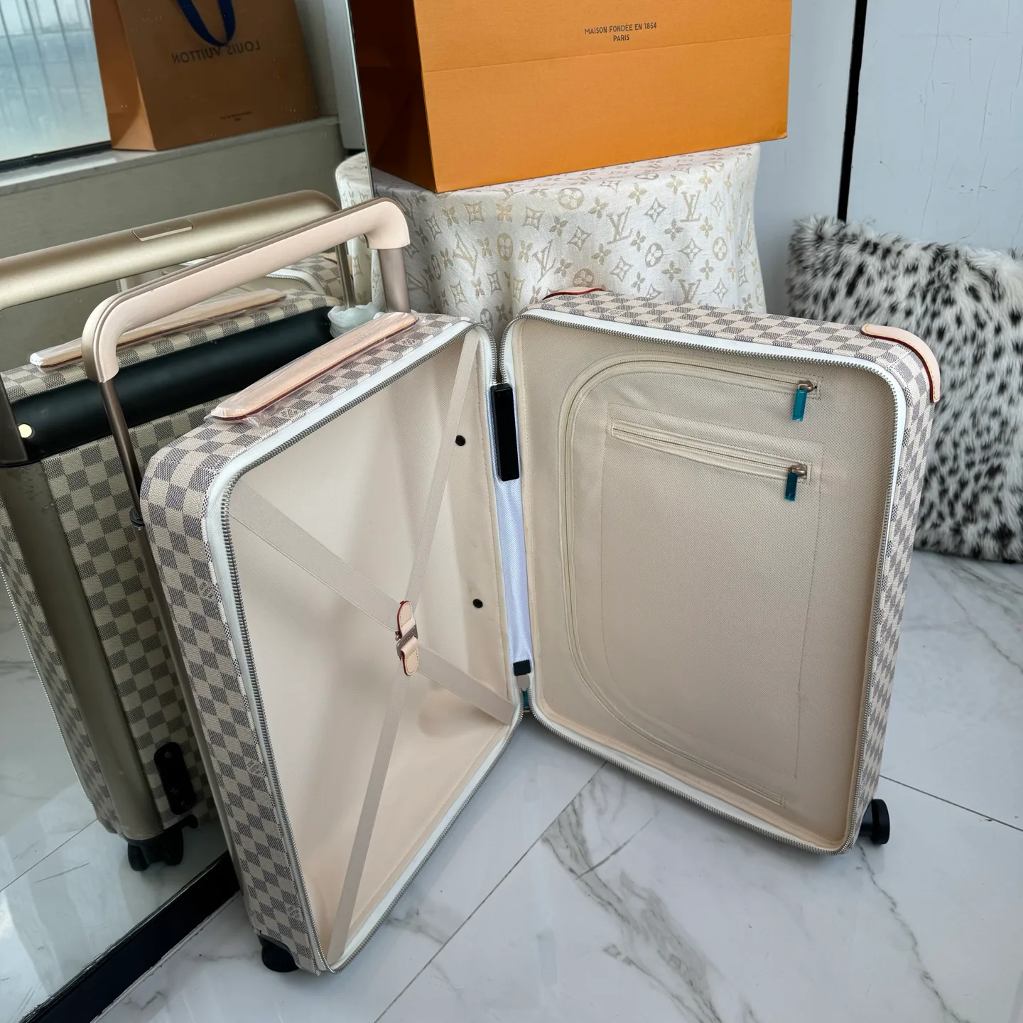 Suitcases LOUIS VUITTON 17675229