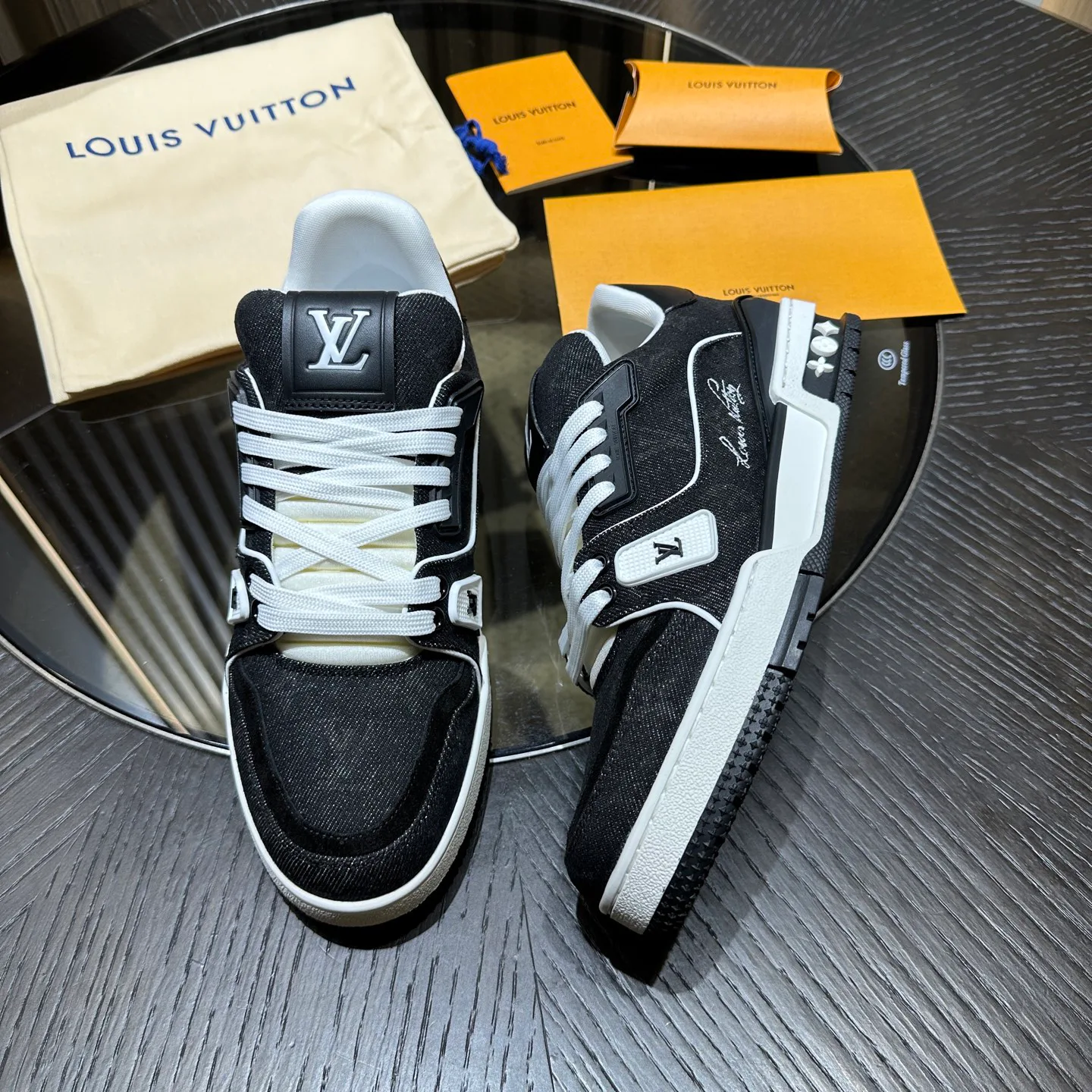 Women's Sneakers LOUIS VUITTON 18192027
