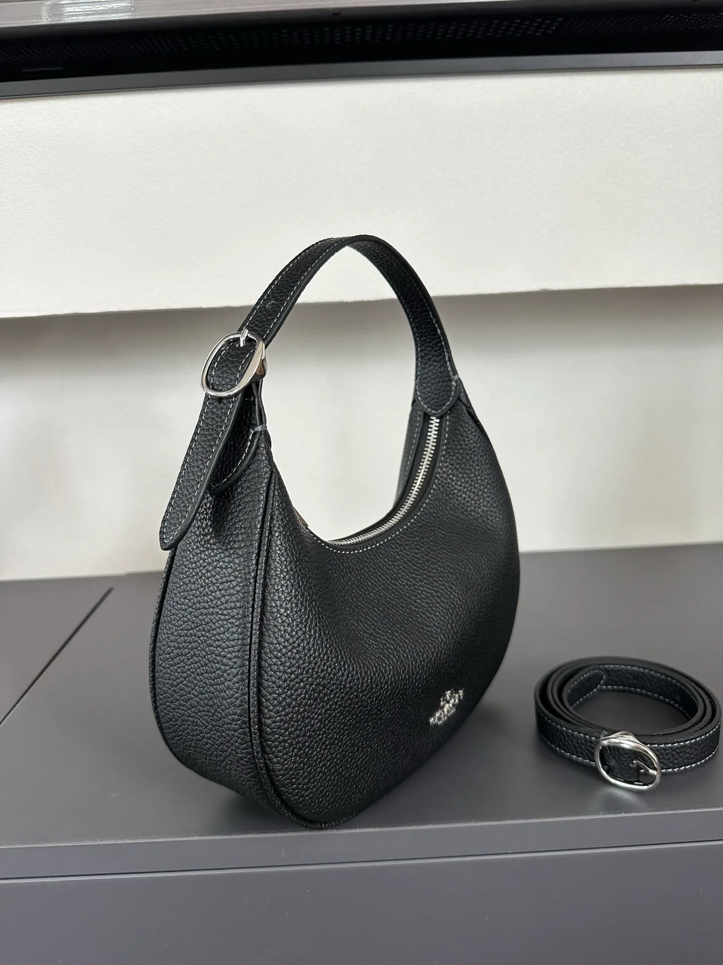 Women's Classic Handbags COACH 17960978