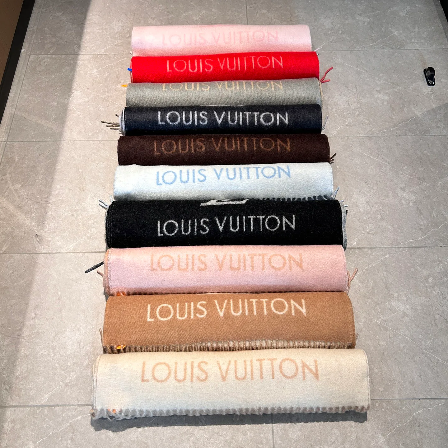 Scarves LOUIS VUITTON 18507447