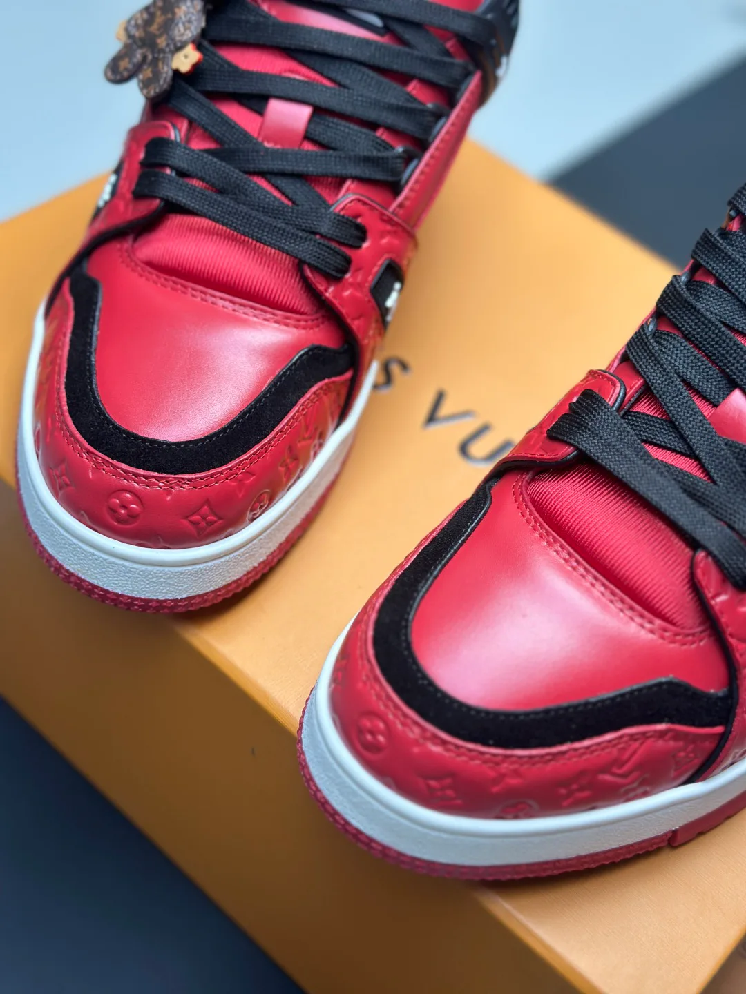 Women's Sneakers LOUIS VUITTON 18011576