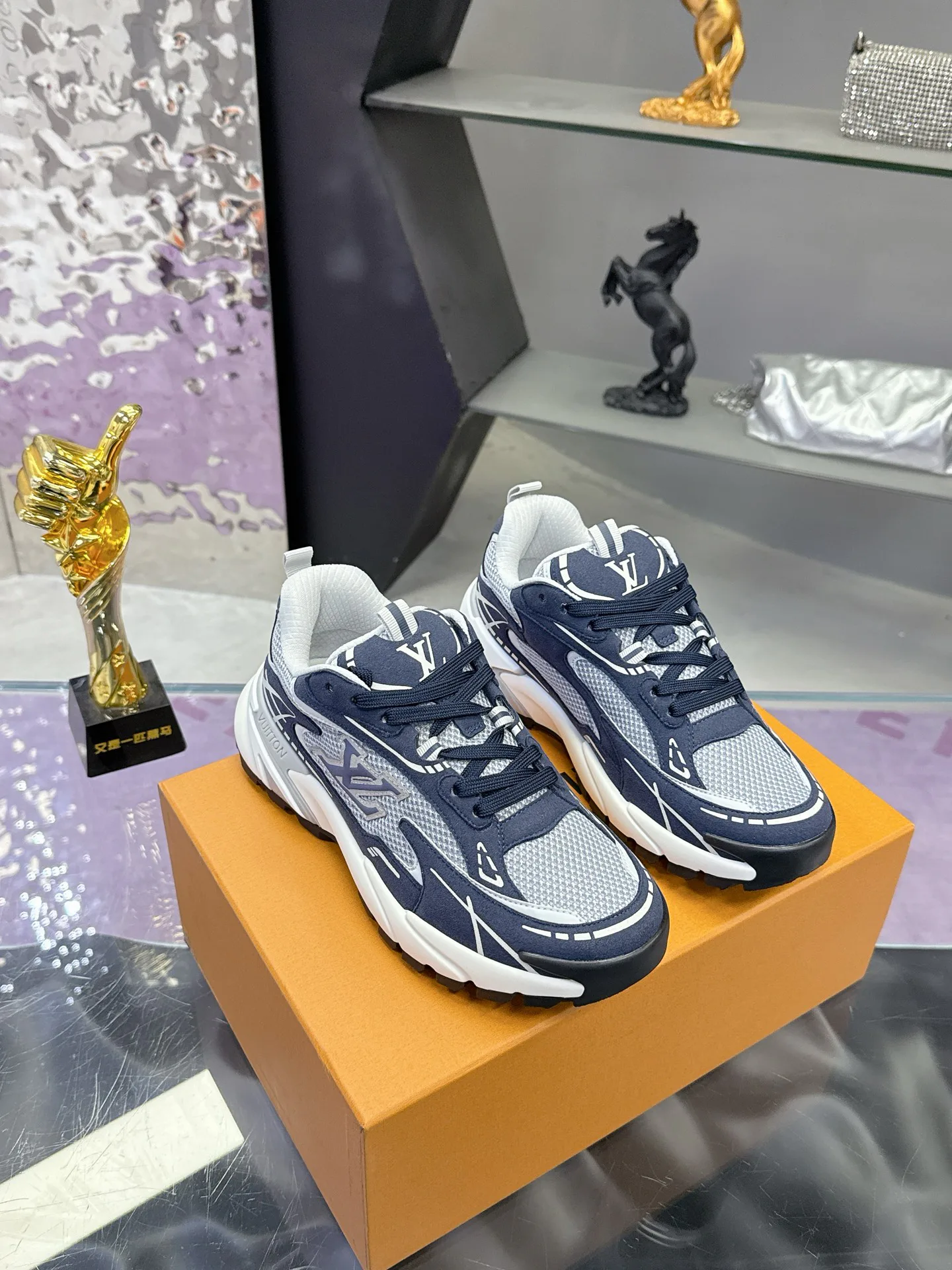 Men's Sneakers LOUIS VUITTON 17530450