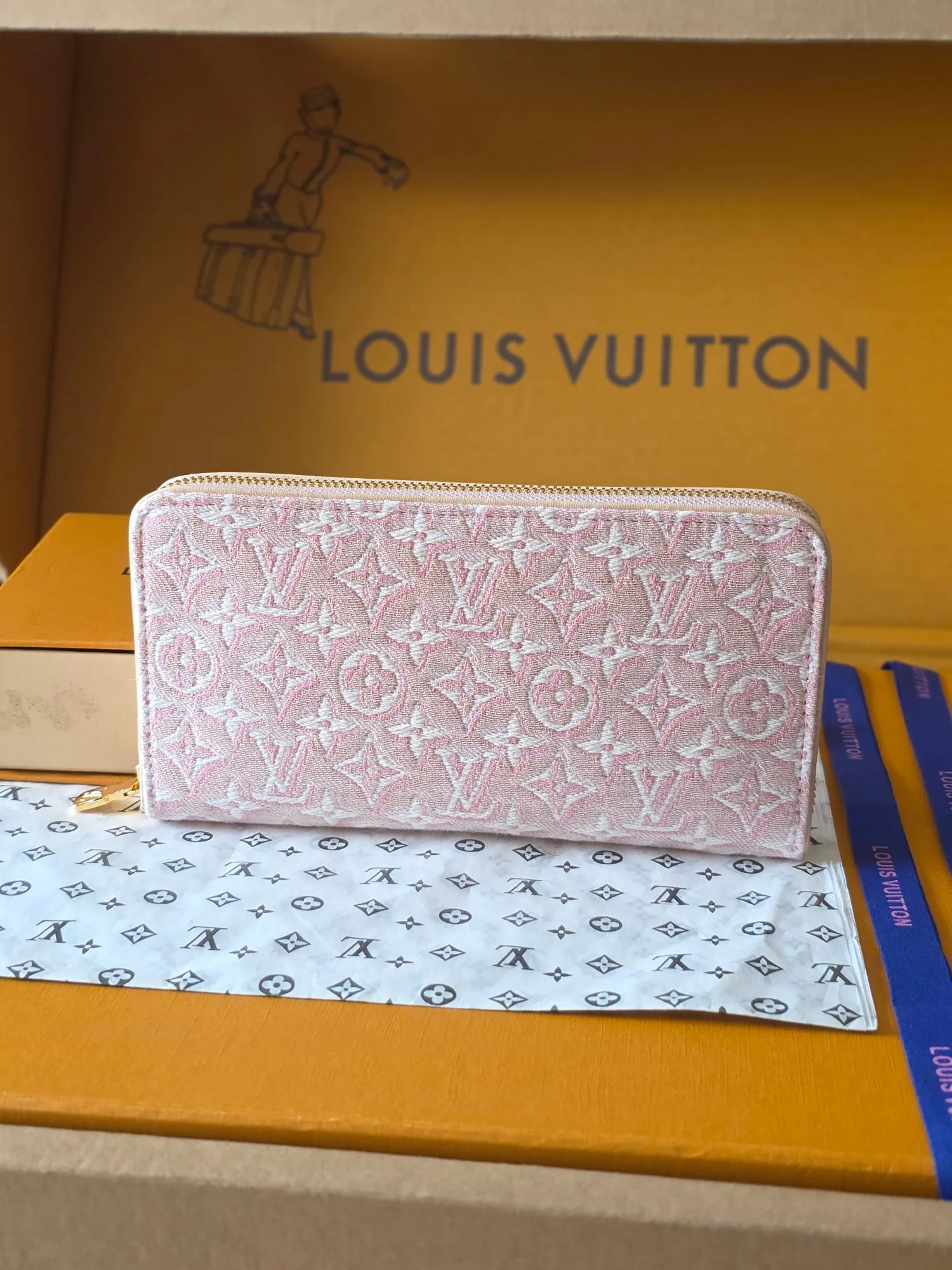 Women's Clutches LOUIS VUITTON 18391185