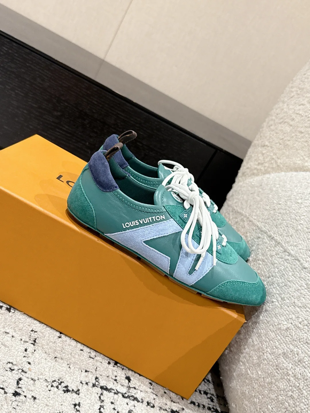 Women's Sneakers LOUIS VUITTON 18409752