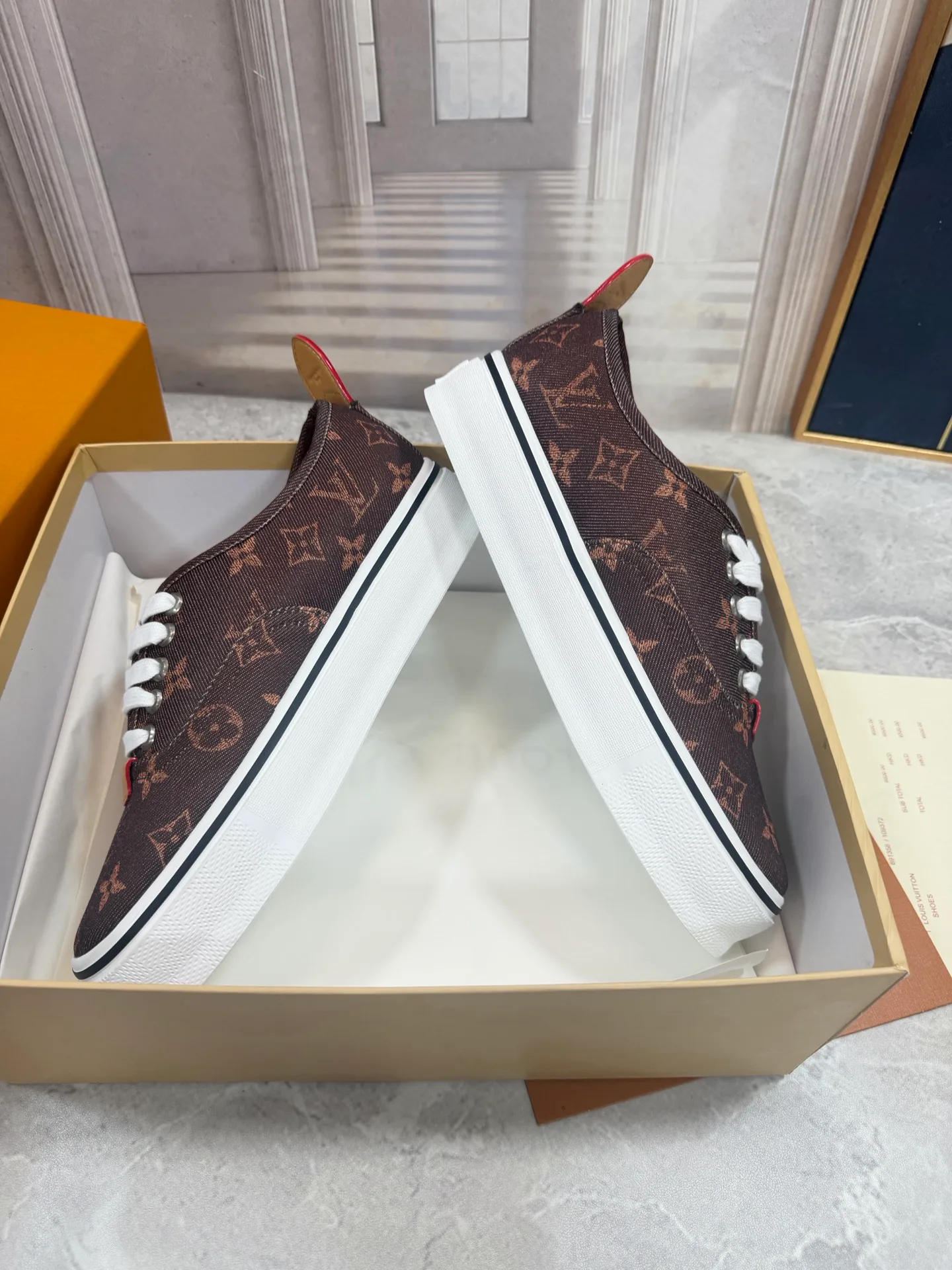 Men's Sneakers LOUIS VUITTON 18190082