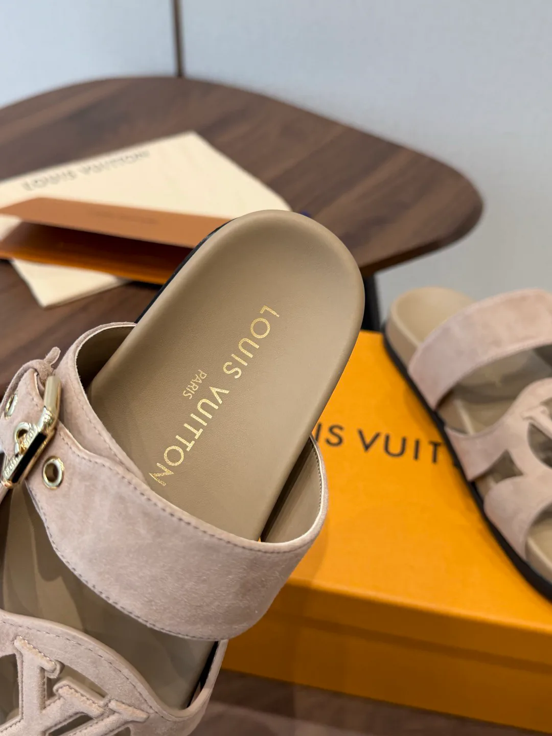 Шлепанцы Женские Louis Vuitton 18687518