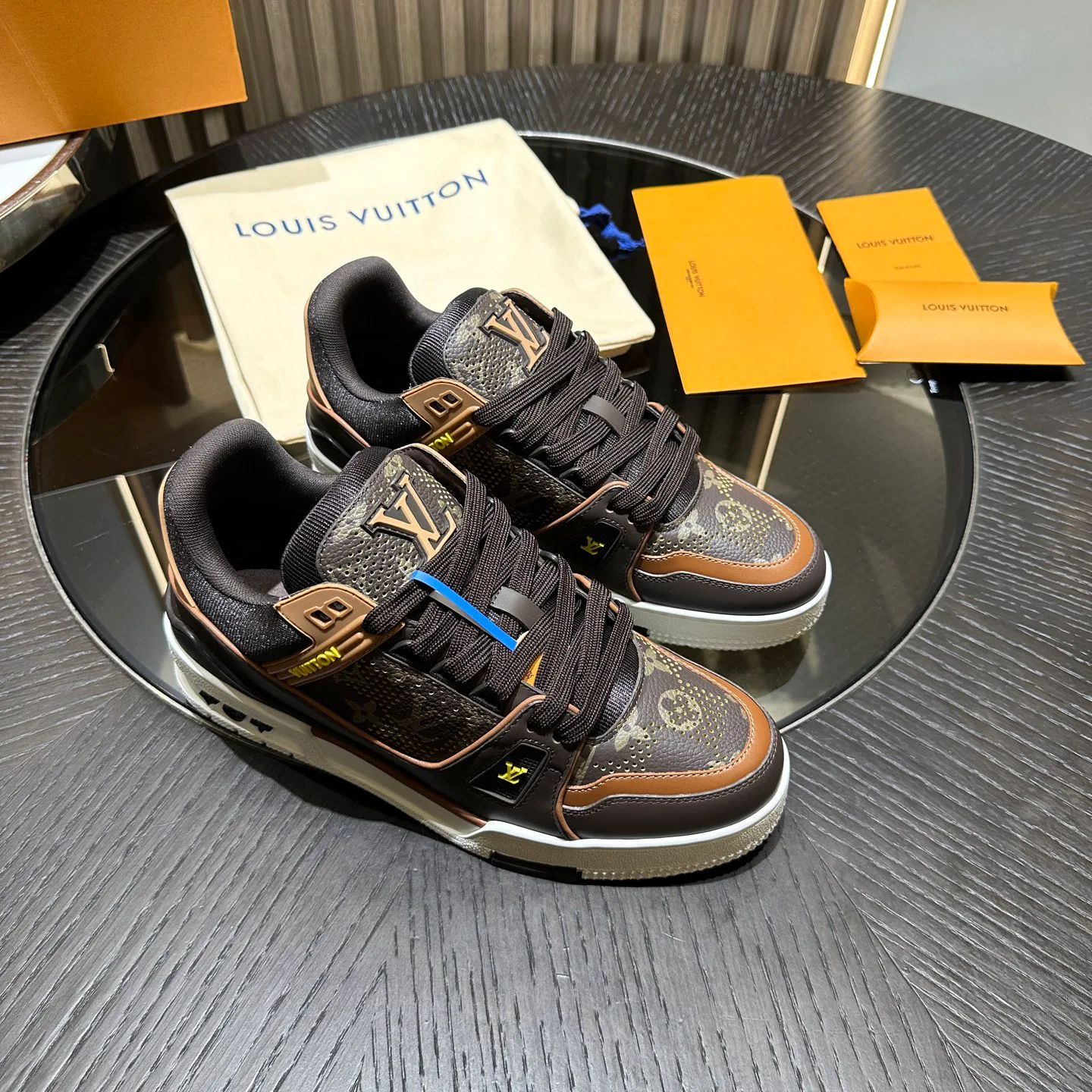Men's Sneakers LOUIS VUITTON 18192486