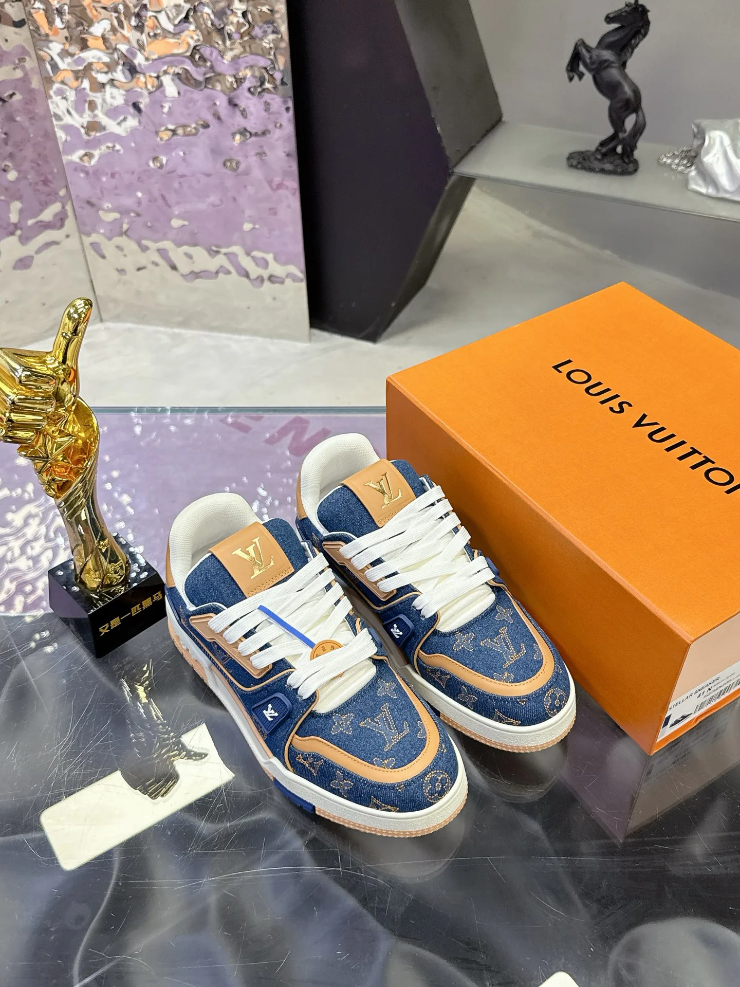 Women's Sneakers LOUIS VUITTON 17930918