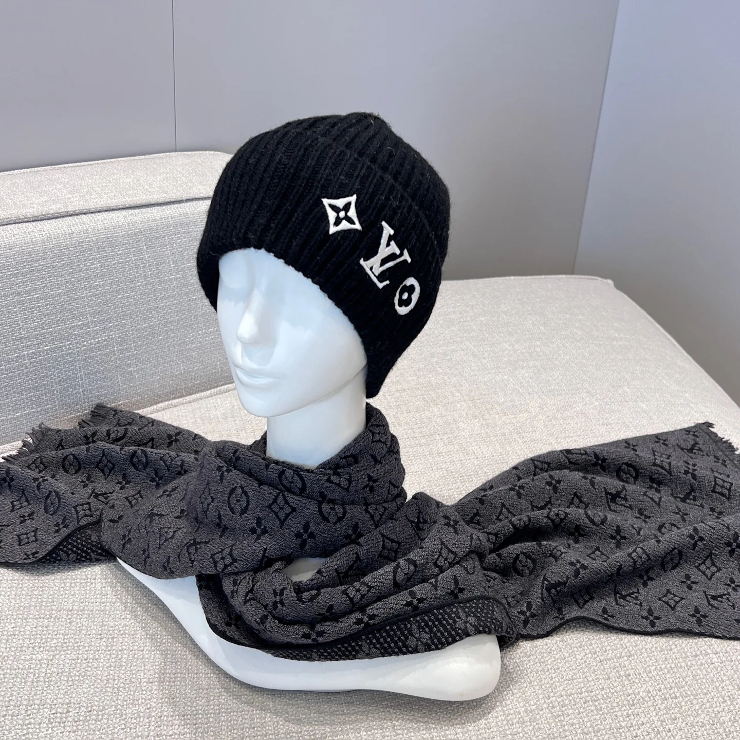 Scarves LOUIS VUITTON 18210463