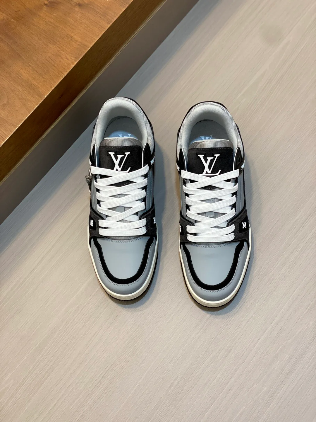 Men's Sneakers LOUIS VUITTON 18100301