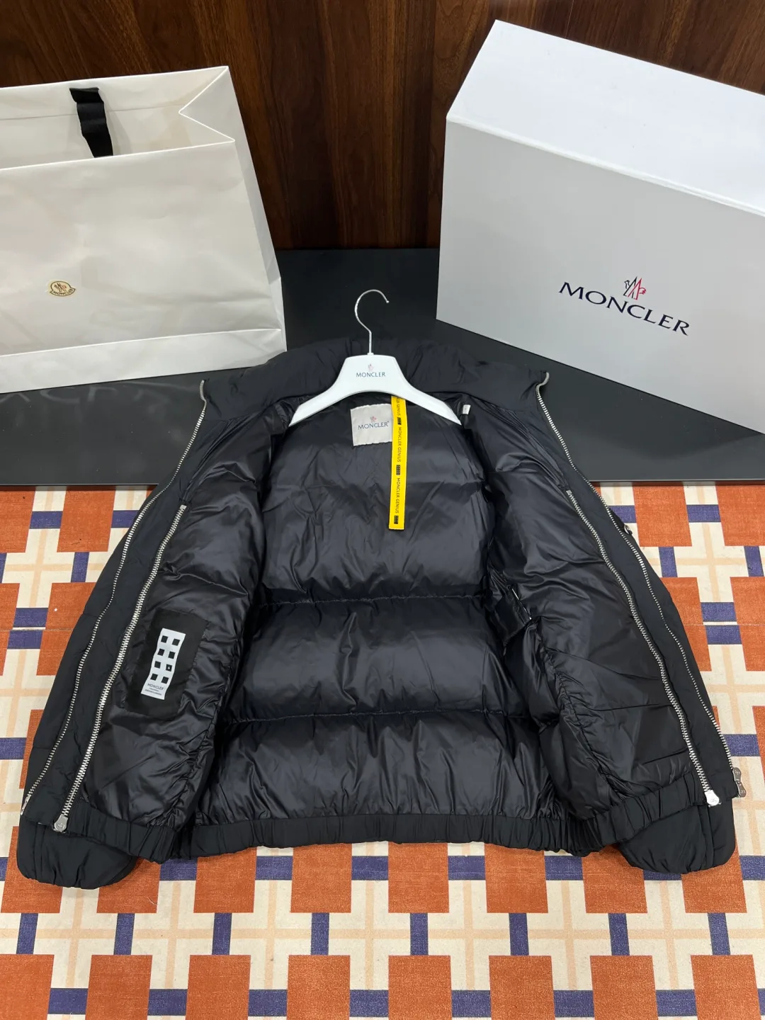 Women's Jackets And Down Jackets MONCLER 18127861