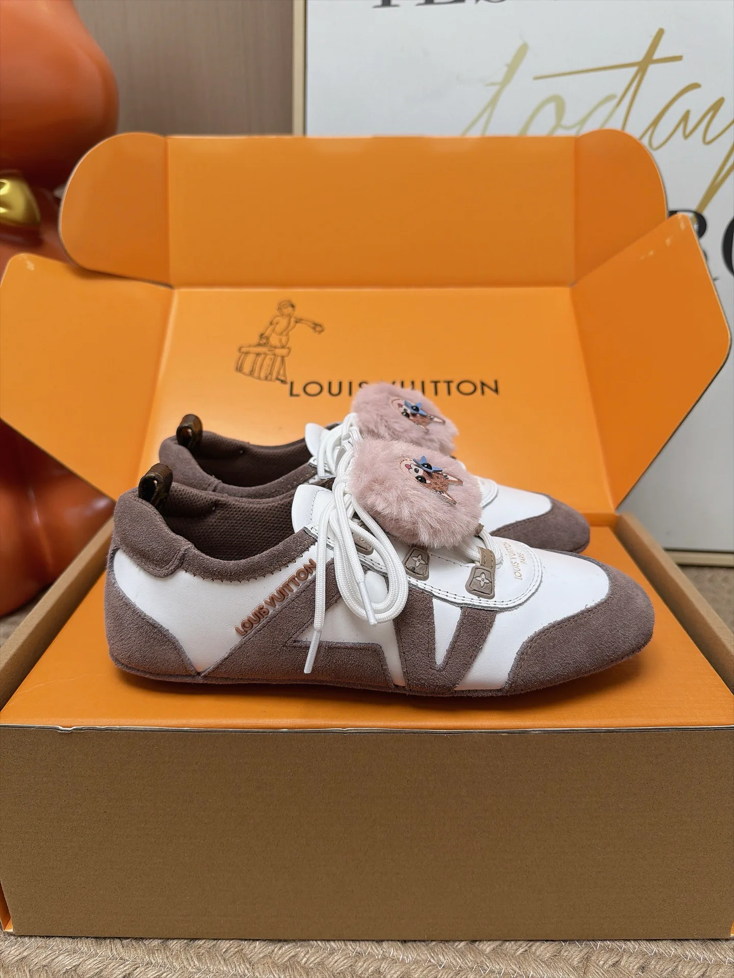 Women's Sneakers LOUIS VUITTON 18063008