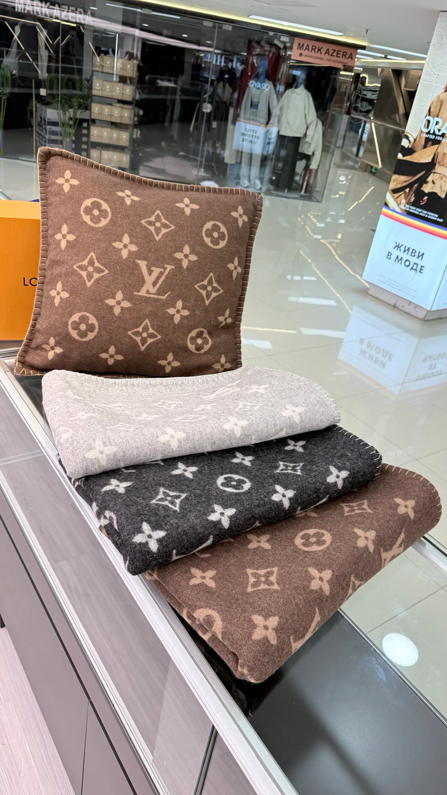 Textiles LOUIS VUITTON 18002645