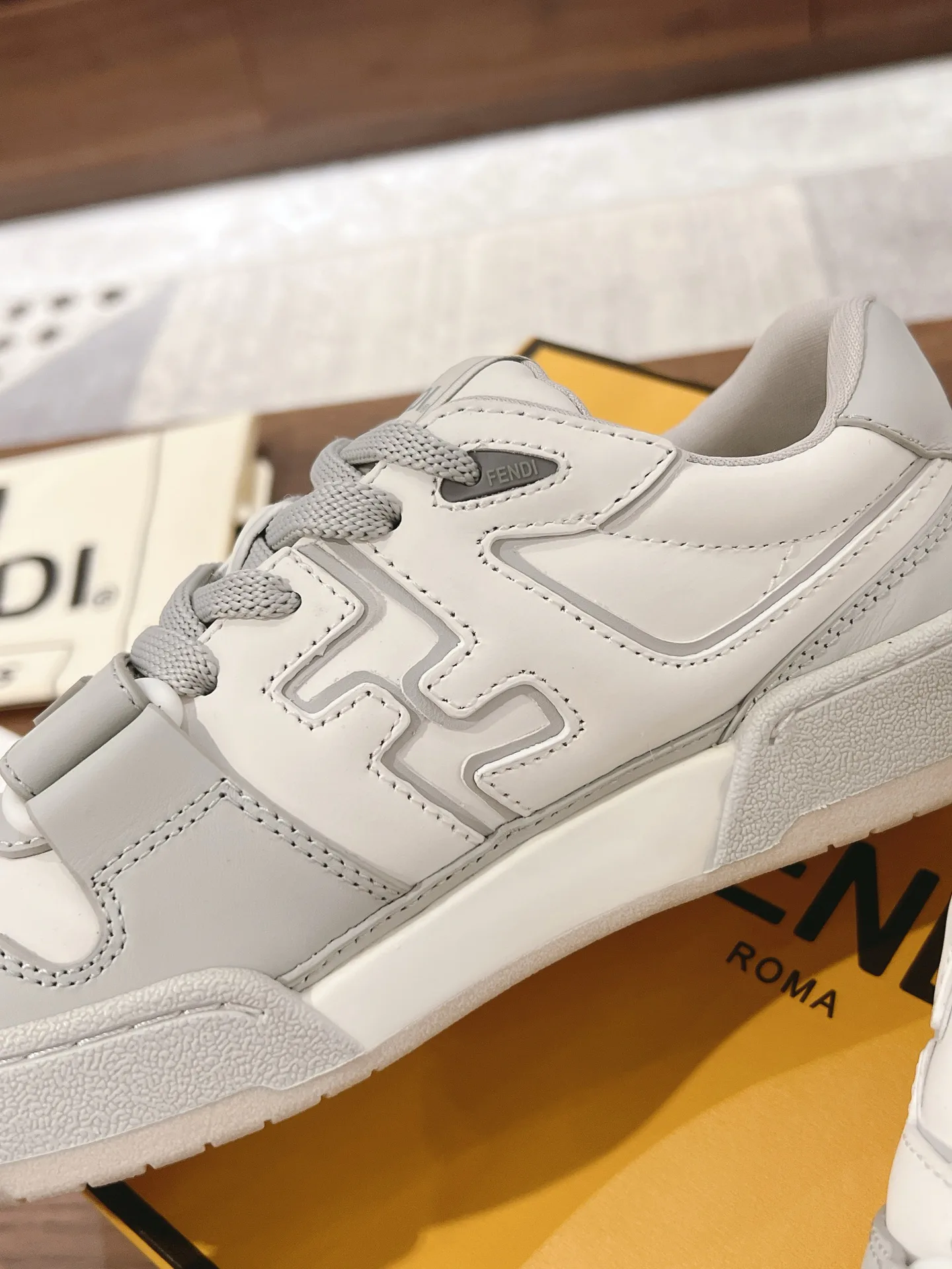 Women's Sneakers FENDI 18219541