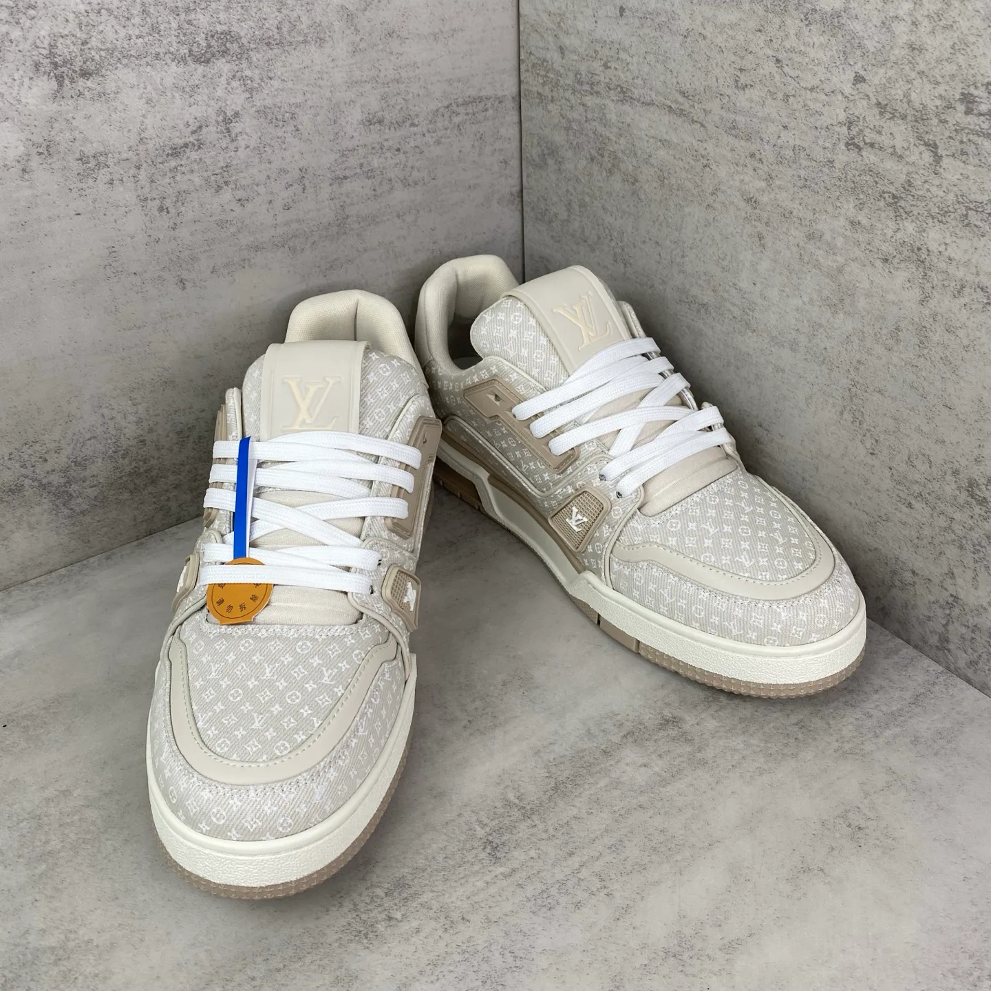 Women's Sneakers LOUIS VUITTON 18039057