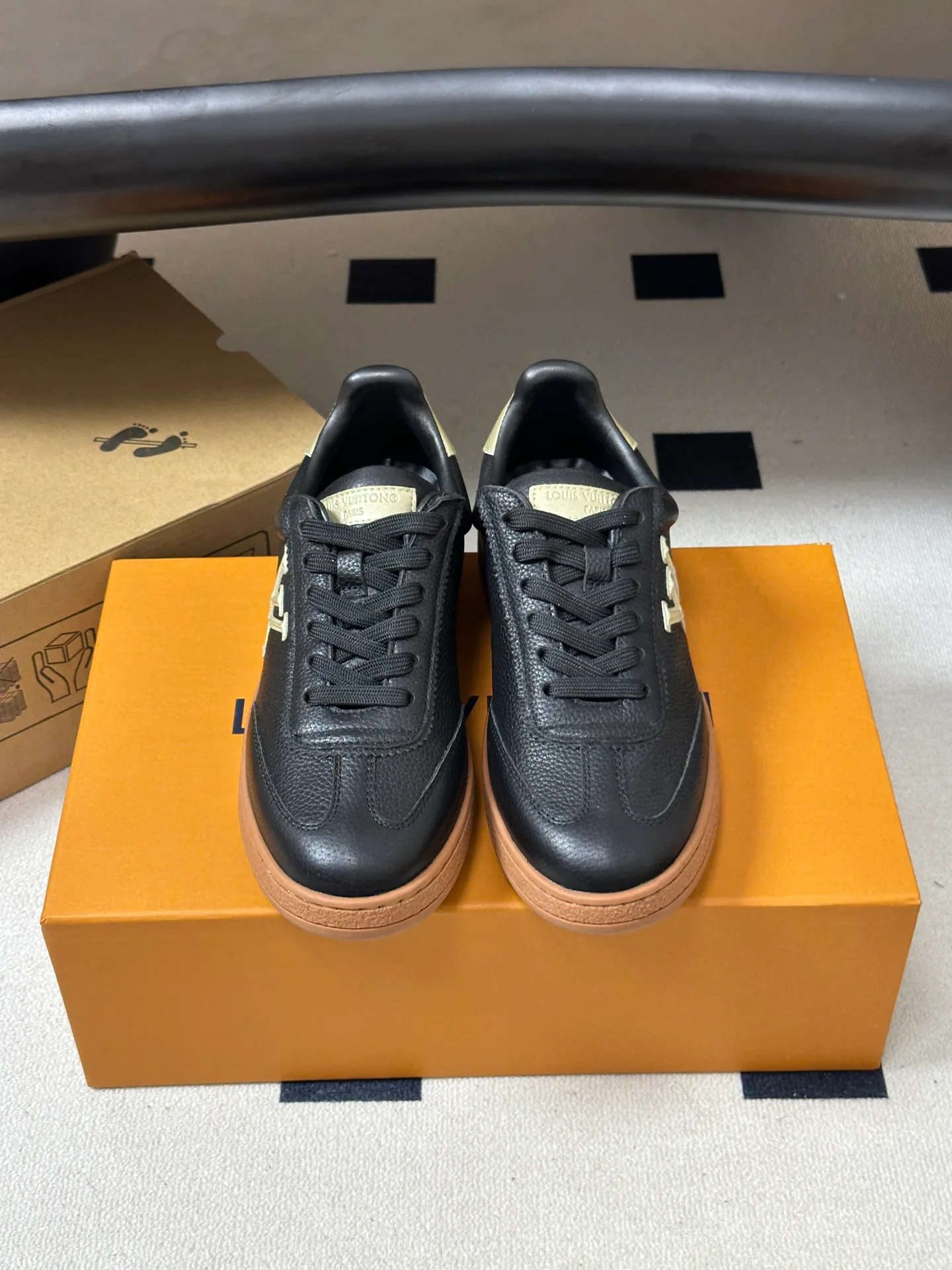 Women's Sneakers LOUIS VUITTON 18340951