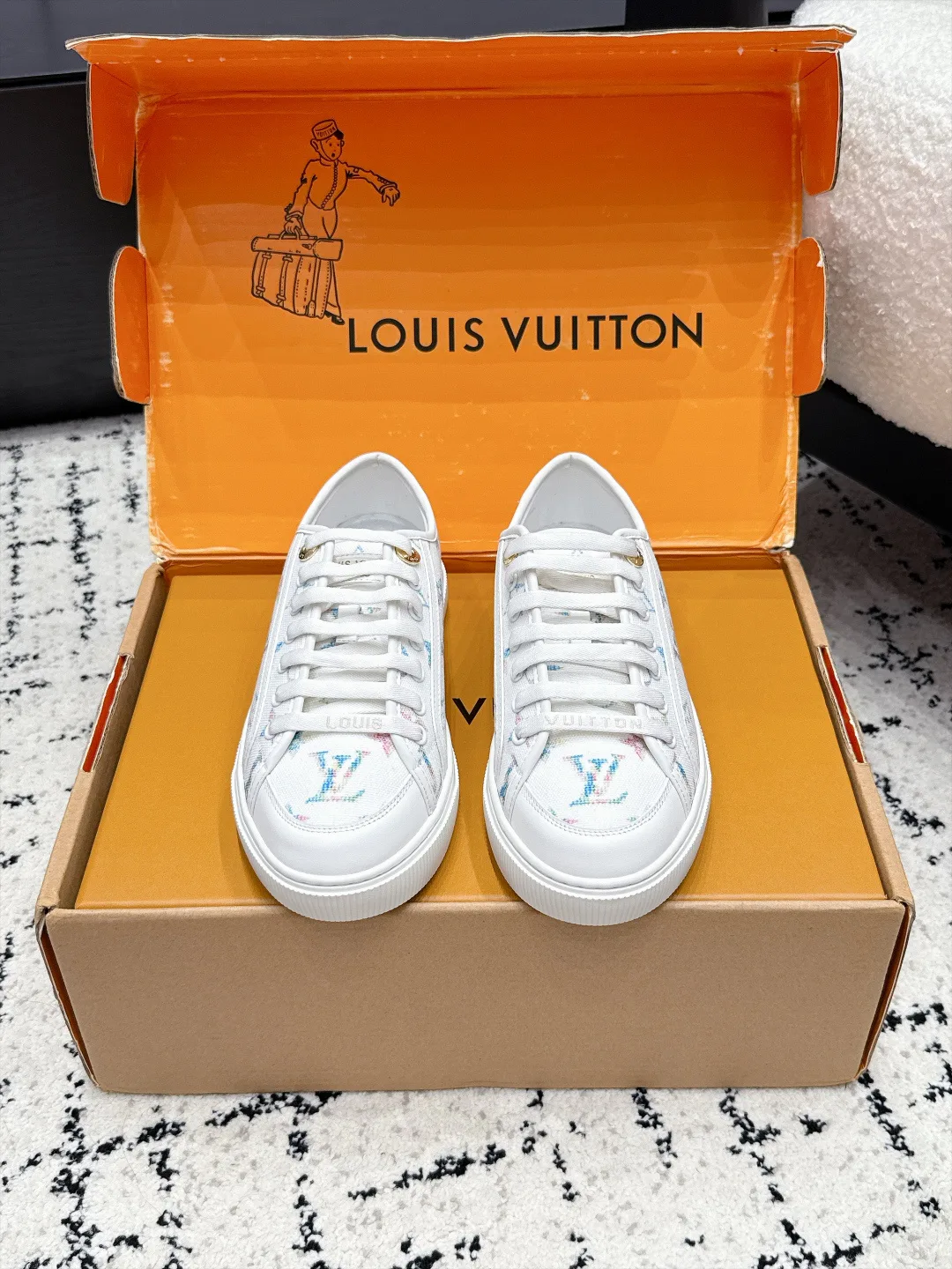 Women's Sneakers LOUIS VUITTON 18124797