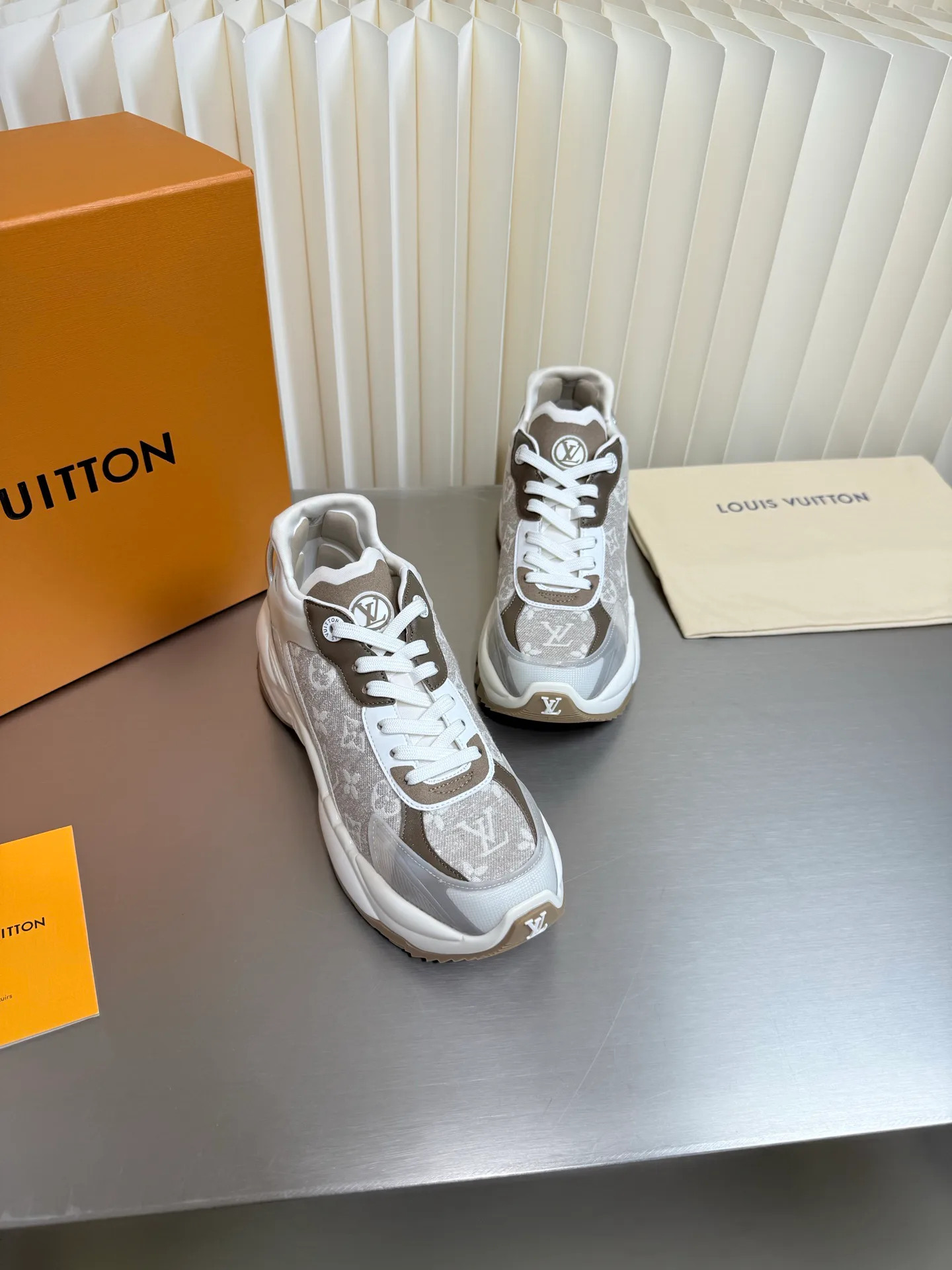 Women's Sneakers LOUIS VUITTON 17873171