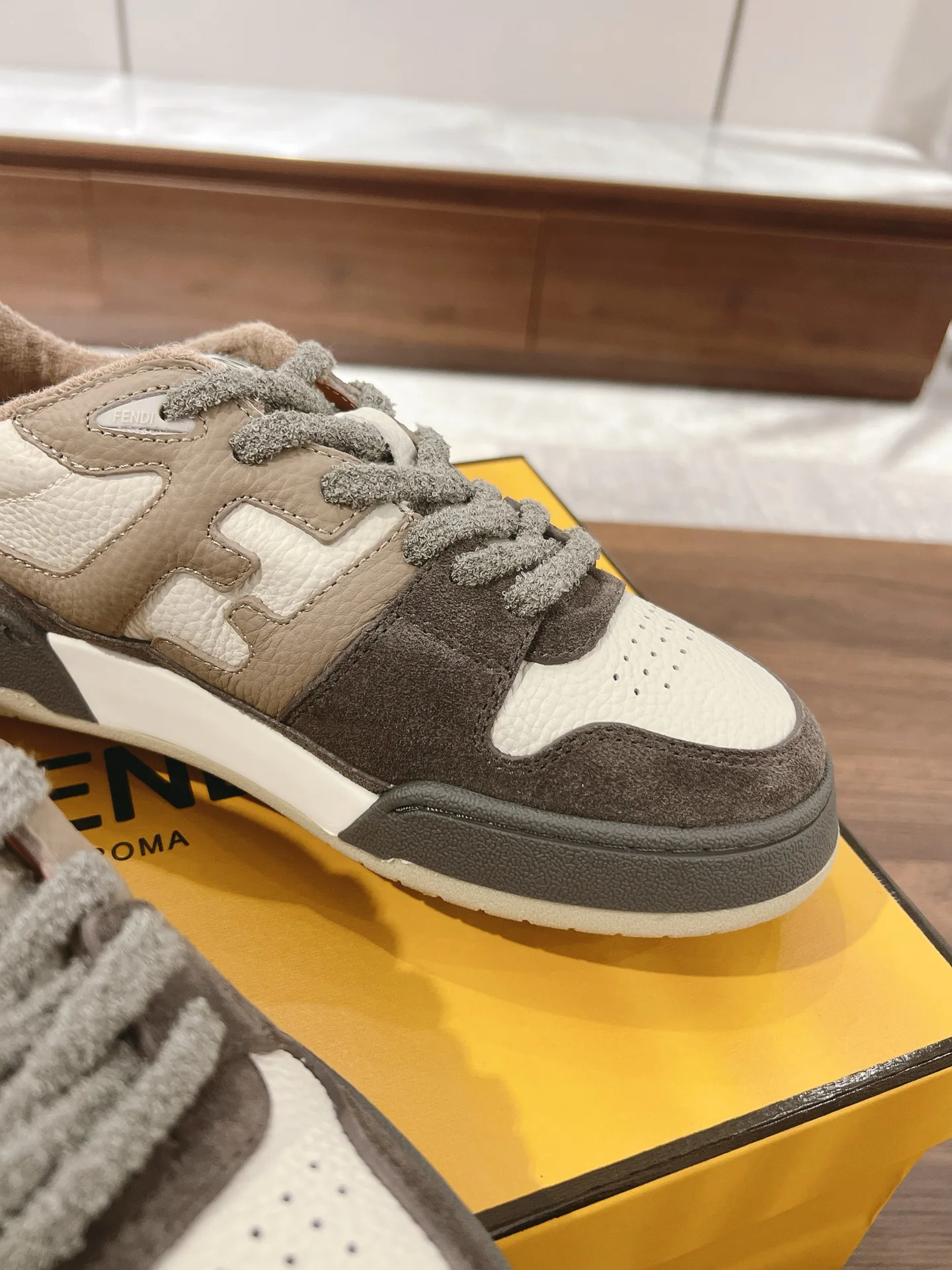 Women's Sneakers FENDI 18219595