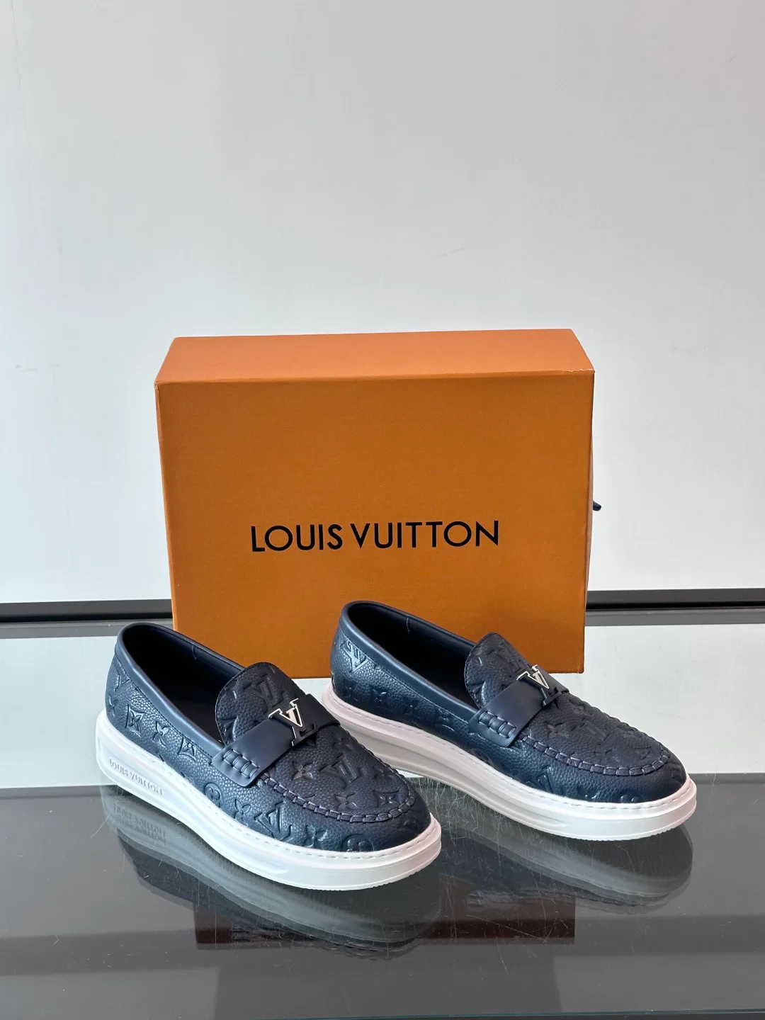Men's Loafers And Dress Shoes LOUIS VUITTON 18400586