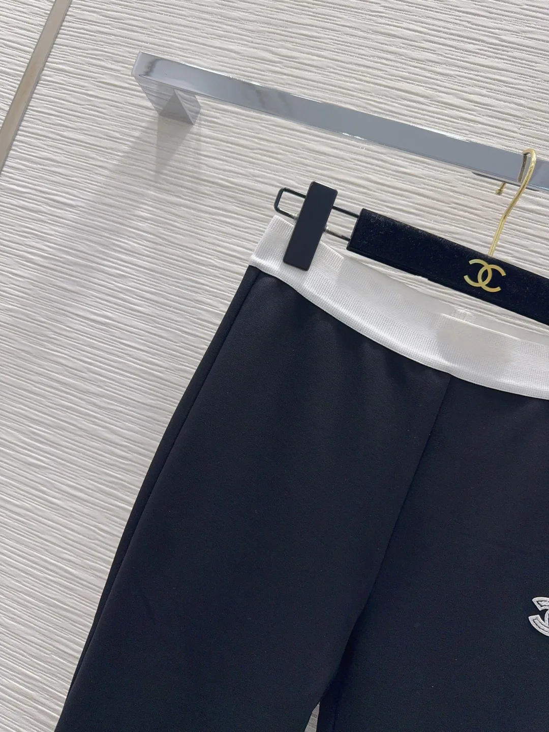 Women's Trousers CHANEL 18137936