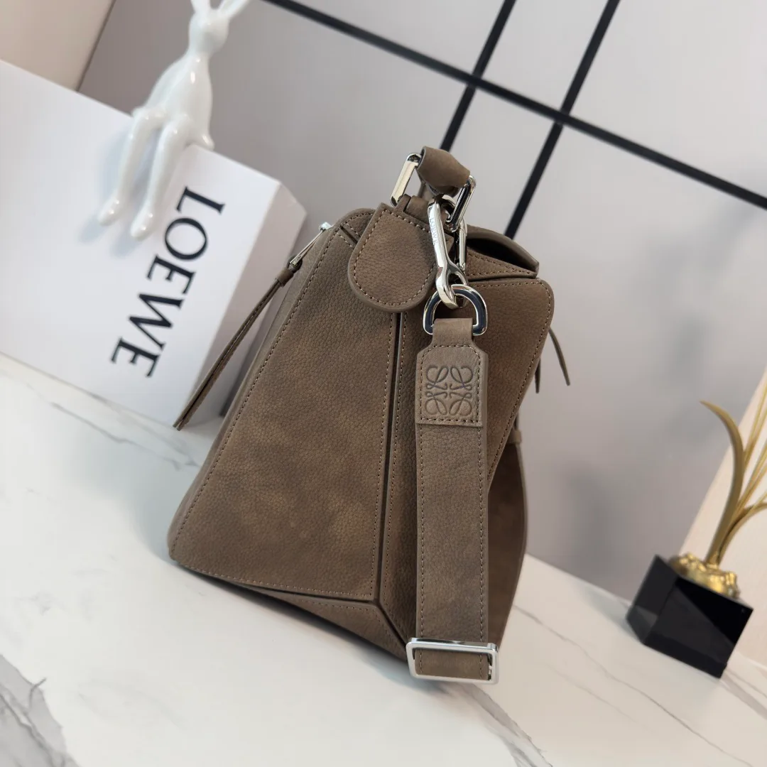 Women's Classic Handbags LOEWE 18030347