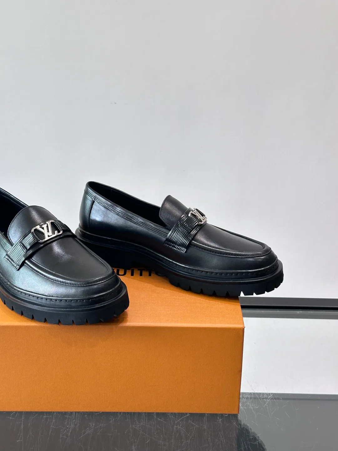 Men's Loafers And Dress Shoes LOUIS VUITTON 17646070