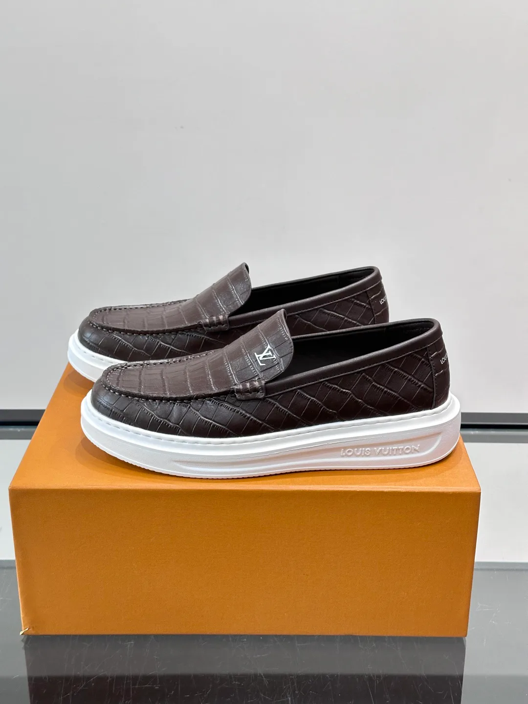 Men's Loafers And Dress Shoes LOUIS VUITTON 17806106