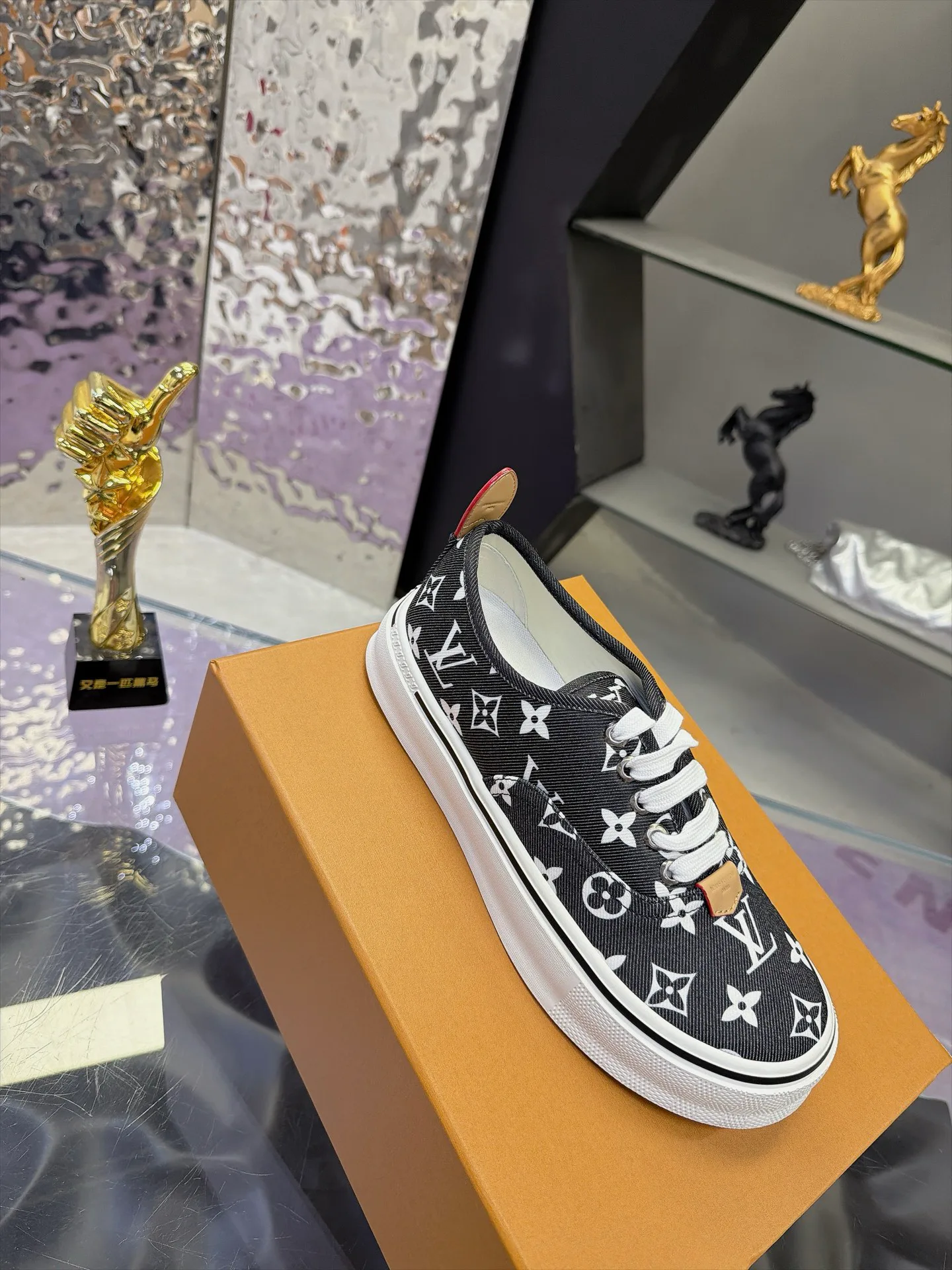 Men's Sneakers LOUIS VUITTON 17930908