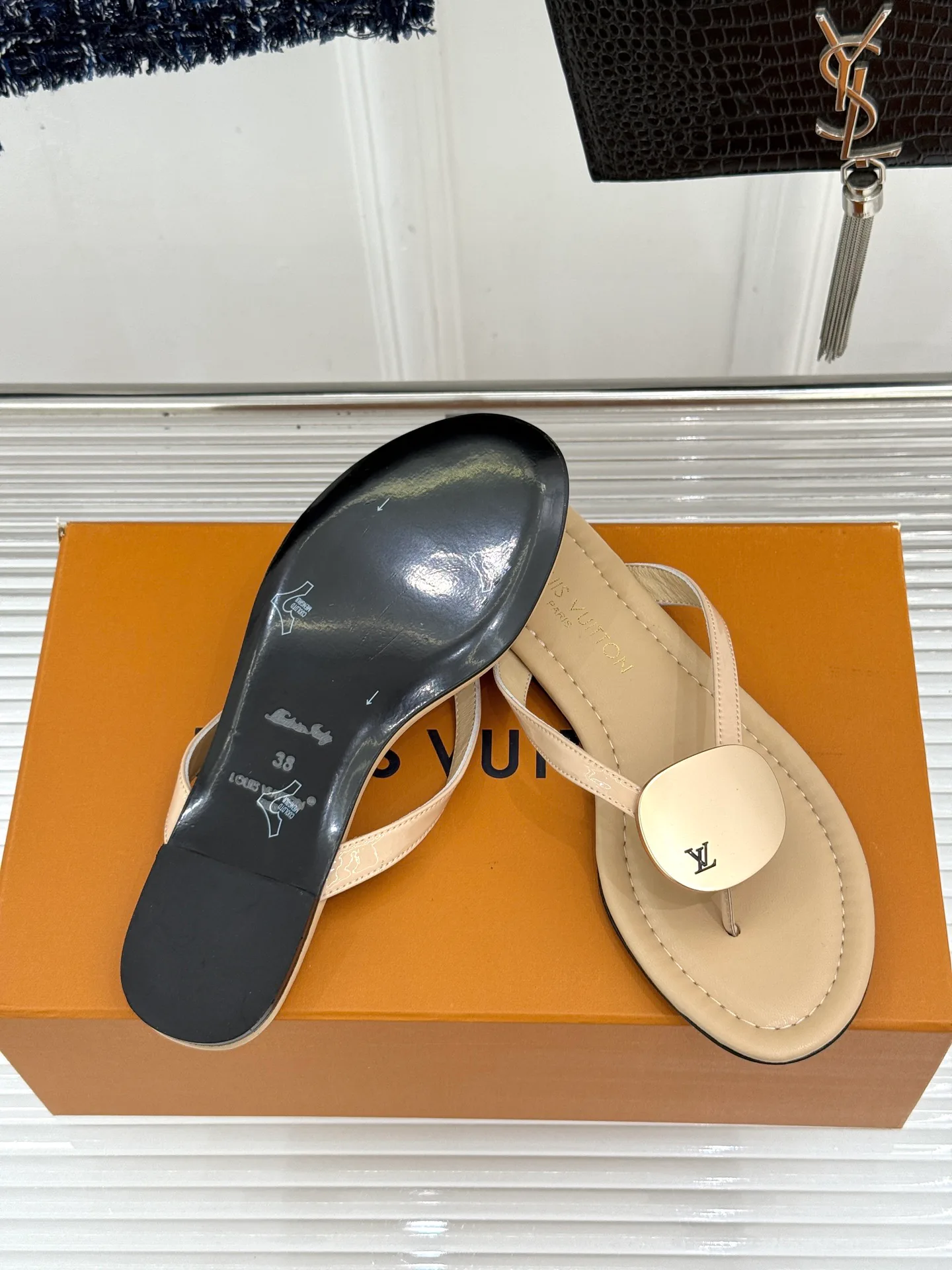 Women's Flip-Flops LOUIS VUITTON 17596995