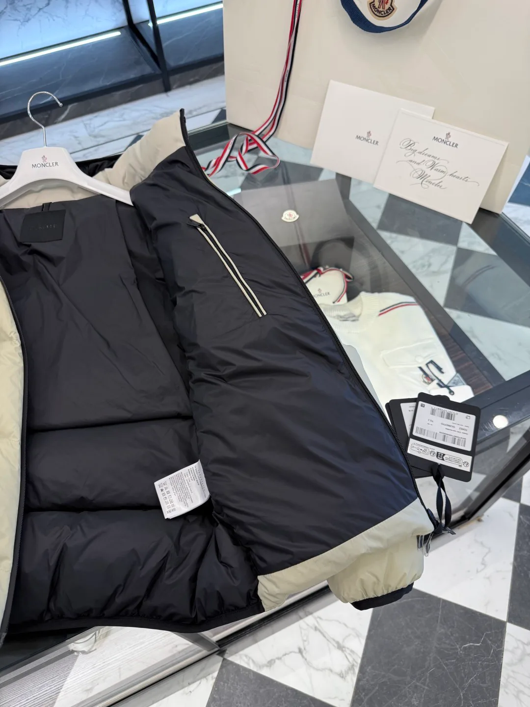 Women's Jackets And Down Jackets MONCLER 17864057
