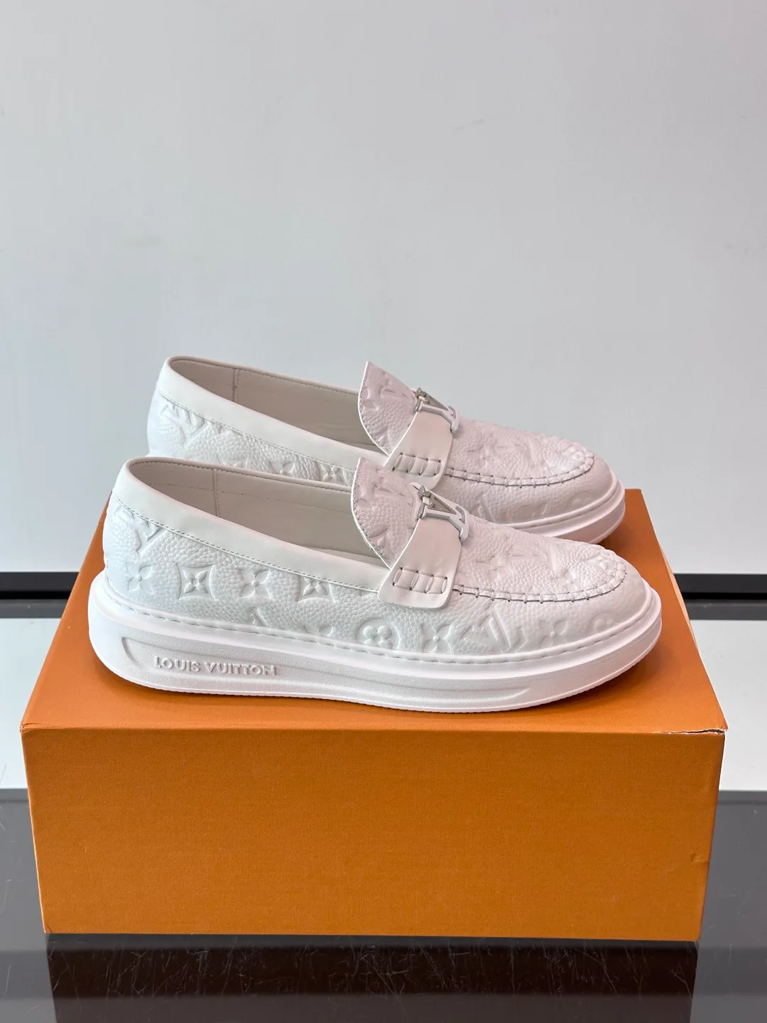 Men's Loafers And Dress Shoes LOUIS VUITTON 18400588
