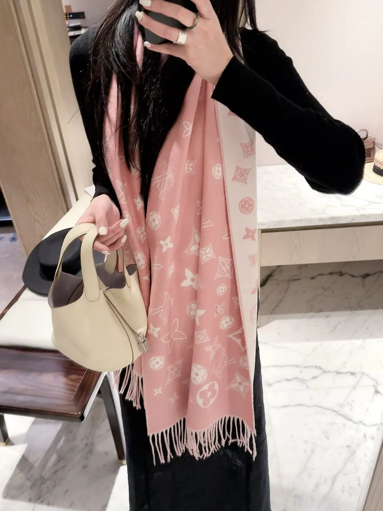 Scarves LOUIS VUITTON 18377550