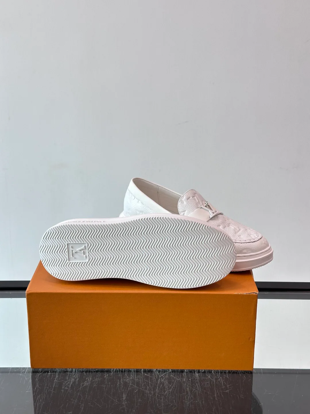 Men's Loafers And Dress Shoes LOUIS VUITTON 18400588