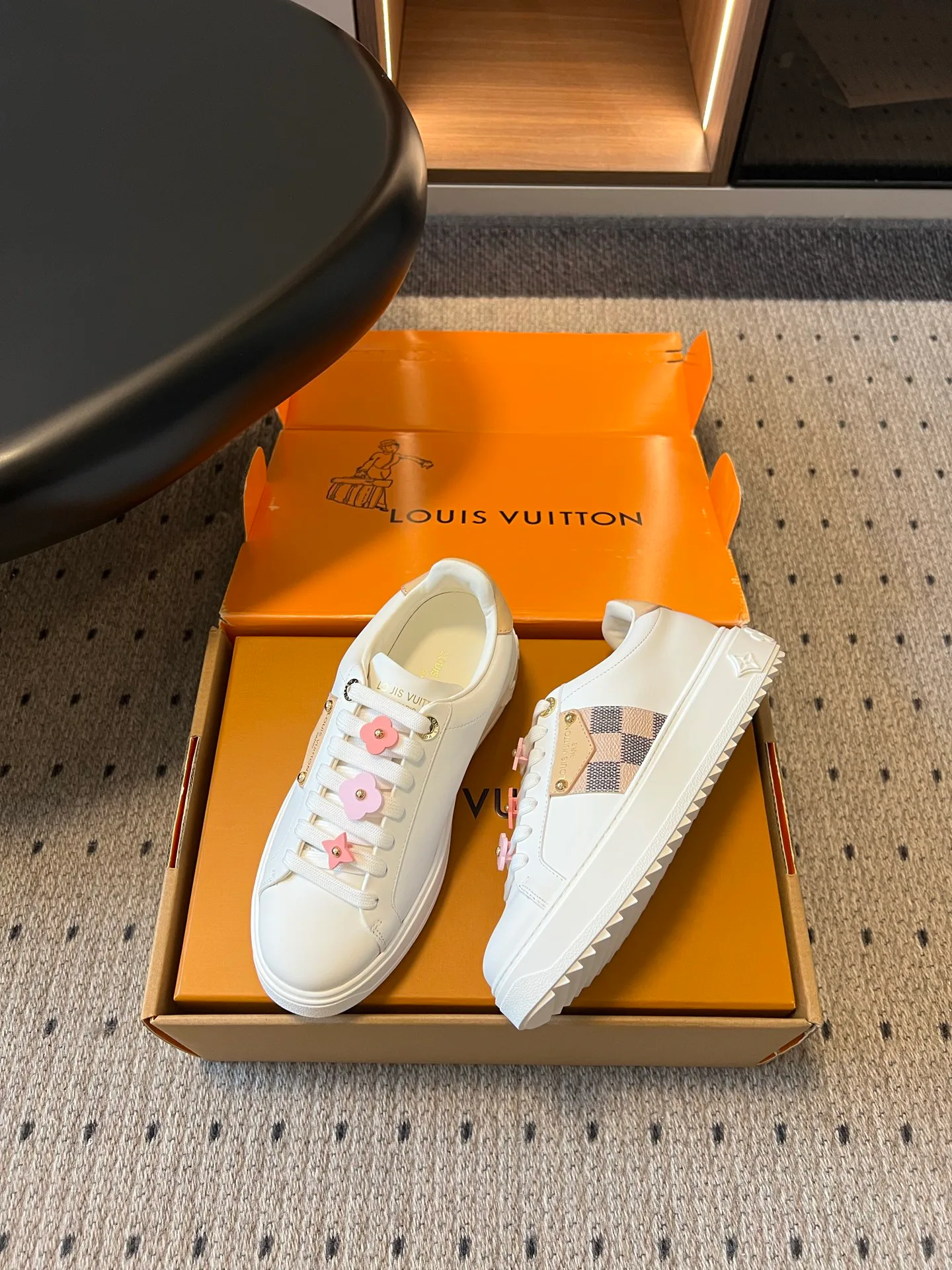 Women's Sneakers LOUIS VUITTON 17844593
