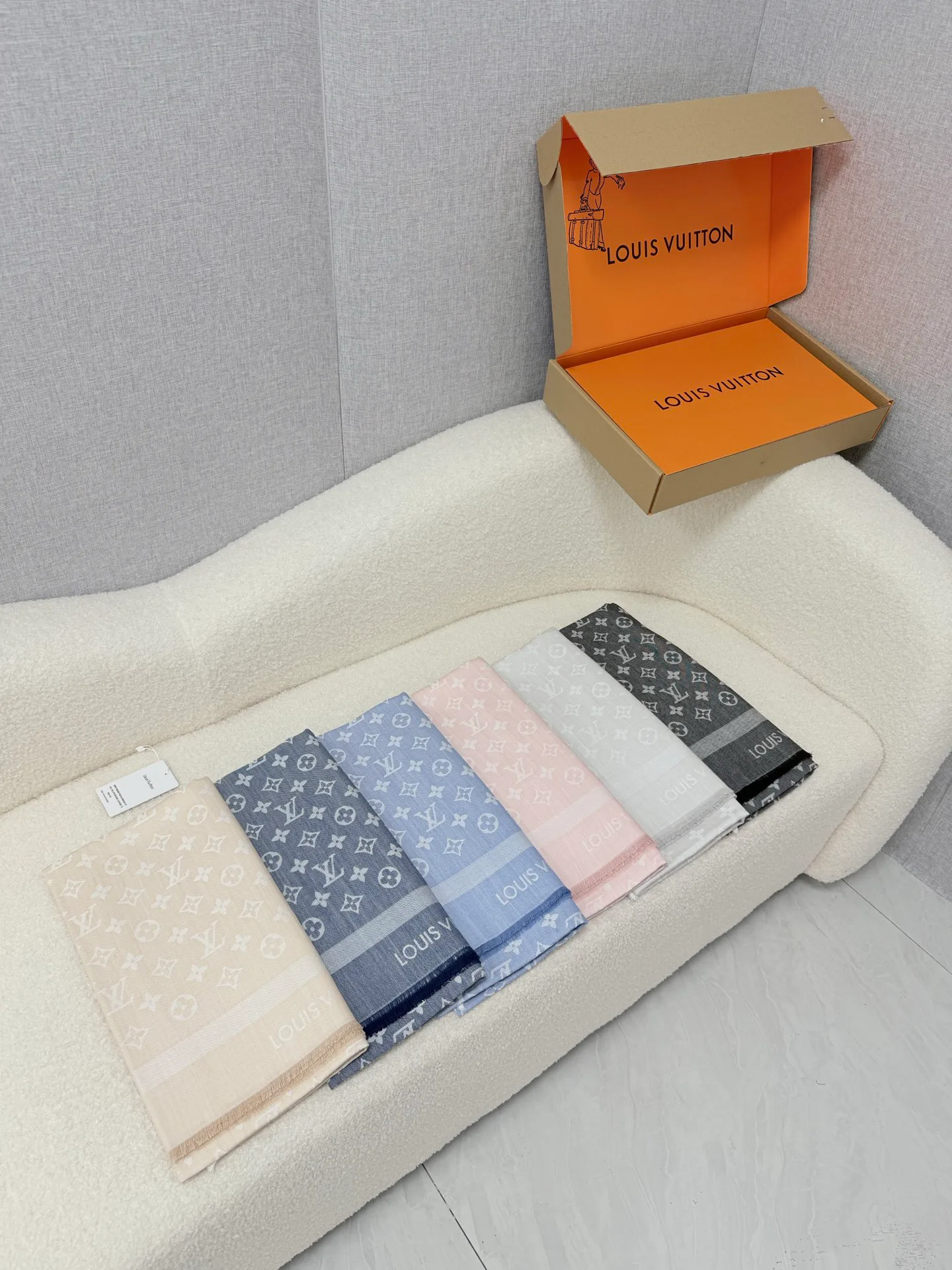 Scarves LOUIS VUITTON 18003377
