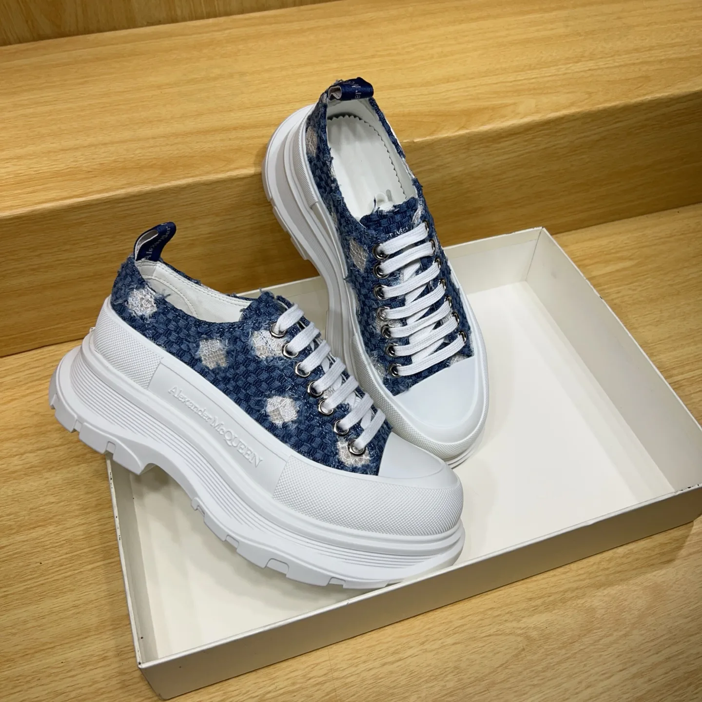 Women's Sneakers ALEXANDER MCQUEEN 17545166