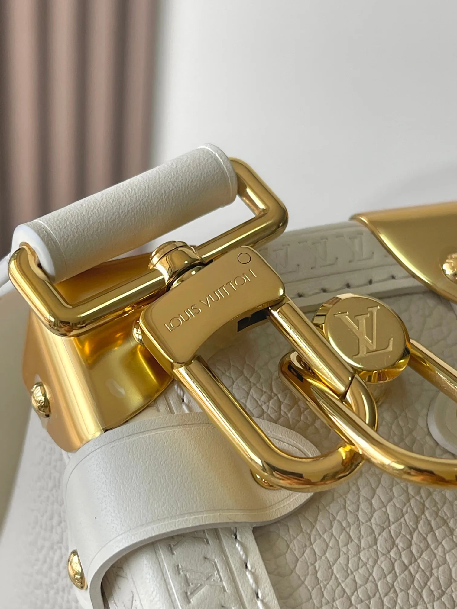 Women's Shoulder Bags LOUIS VUITTON 18170491