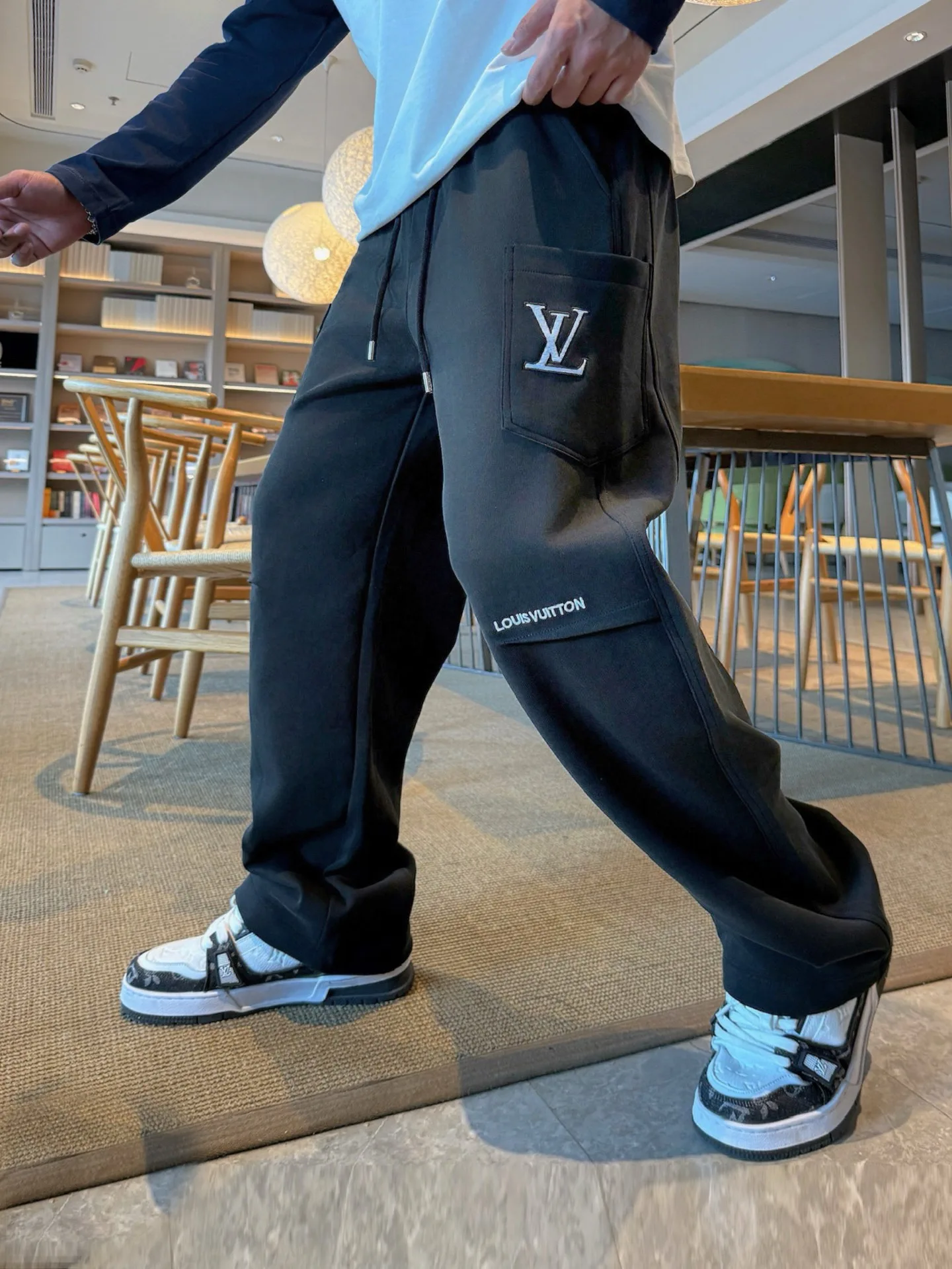 Men's Trousers LOUIS VUITTON 18345820