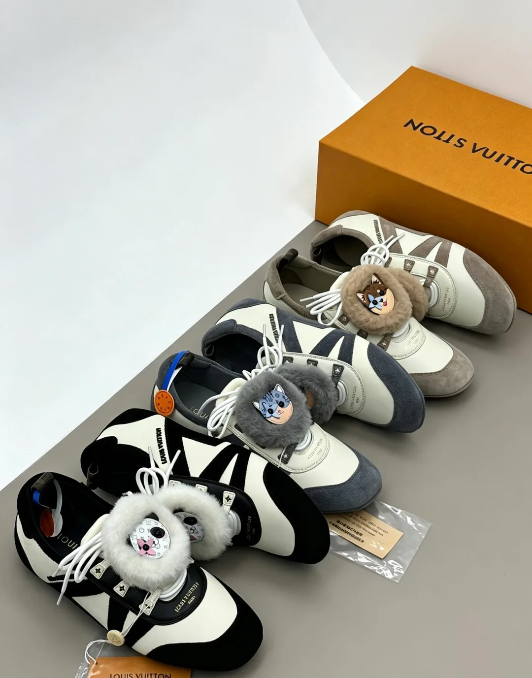 Women's Sneakers LOUIS VUITTON 18006209