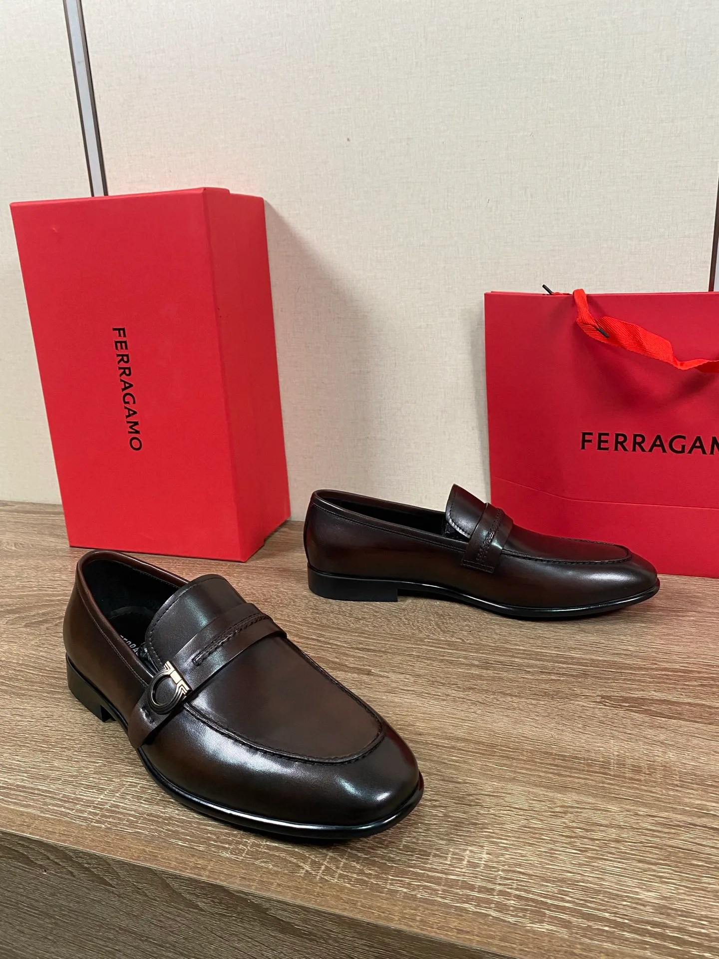 Men's Loafers And Dress Shoes SALVATORE FERRAGAMO 18078628