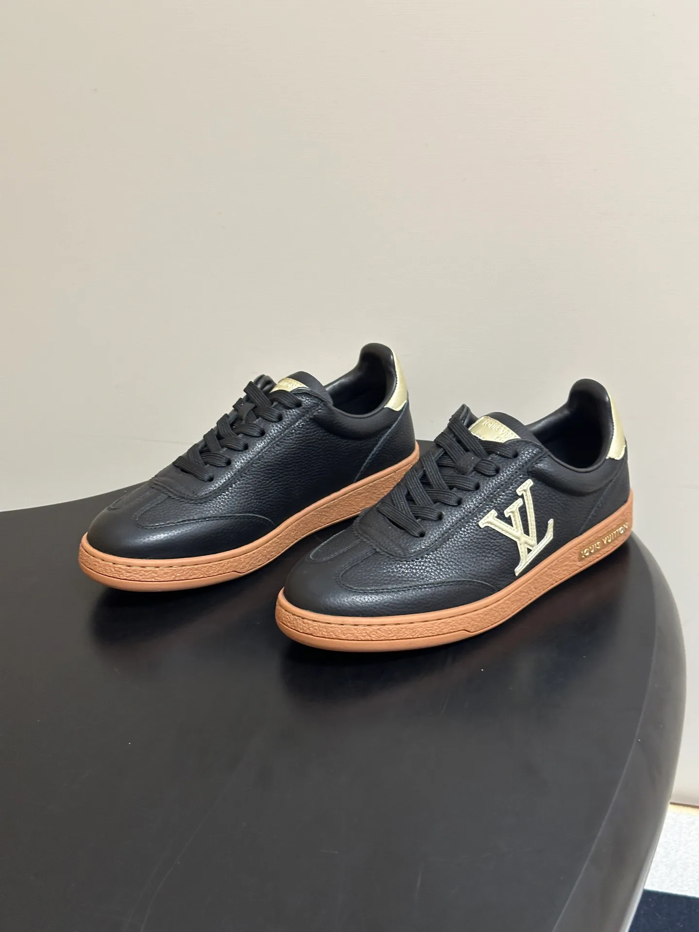 Women's Sneakers LOUIS VUITTON 18340951