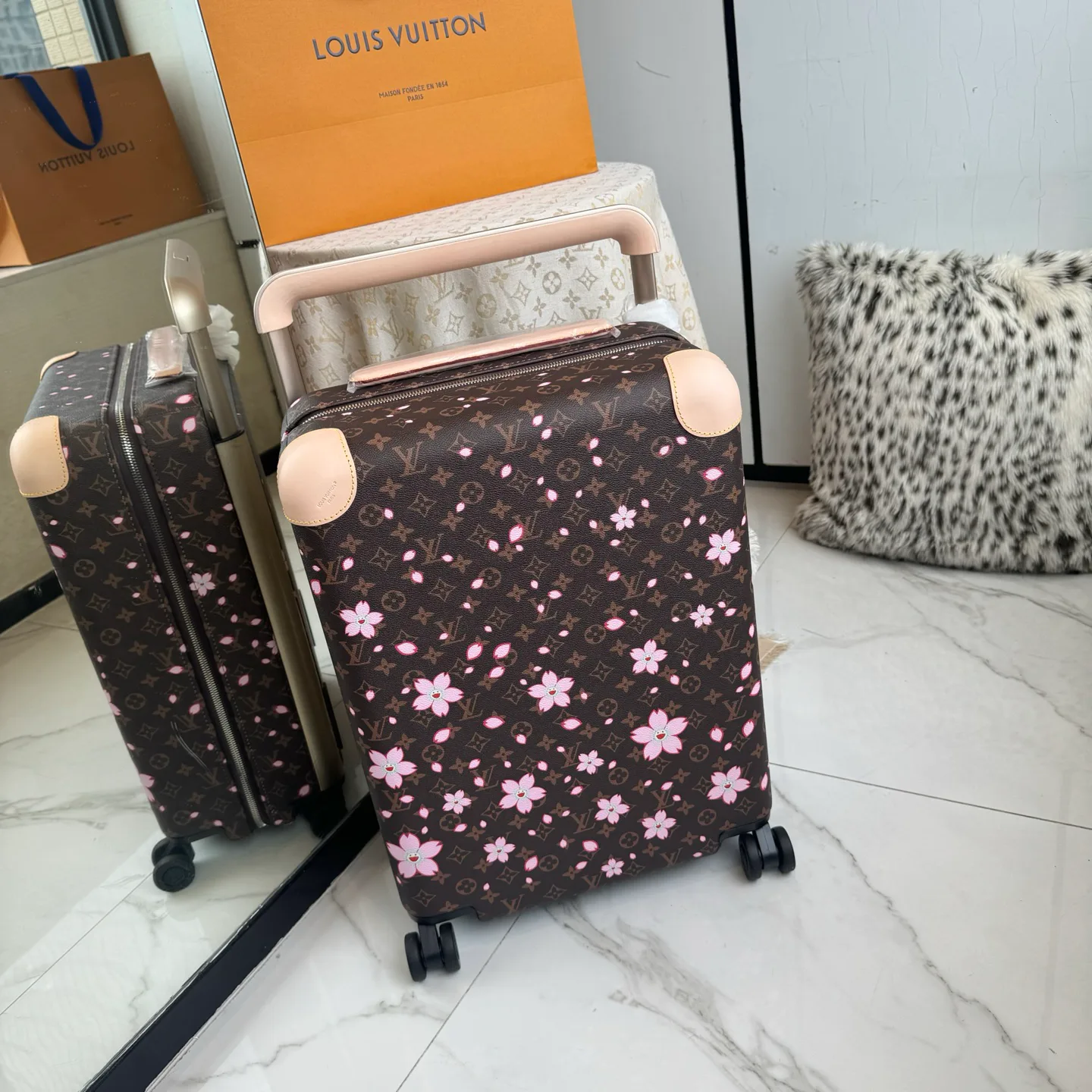 Suitcases LOUIS VUITTON 17801475