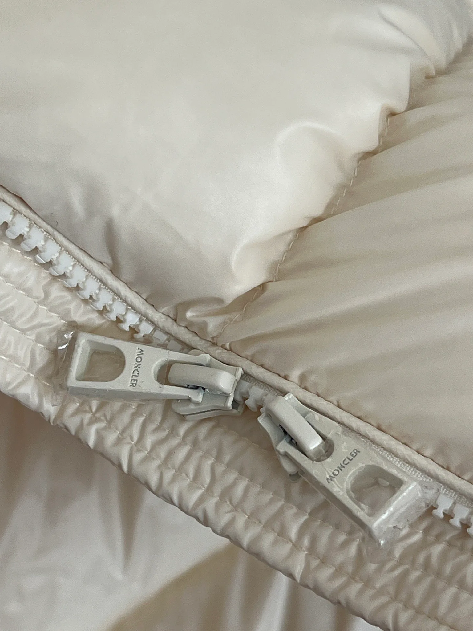Women's Jackets And Down Jackets MONCLER 18416137