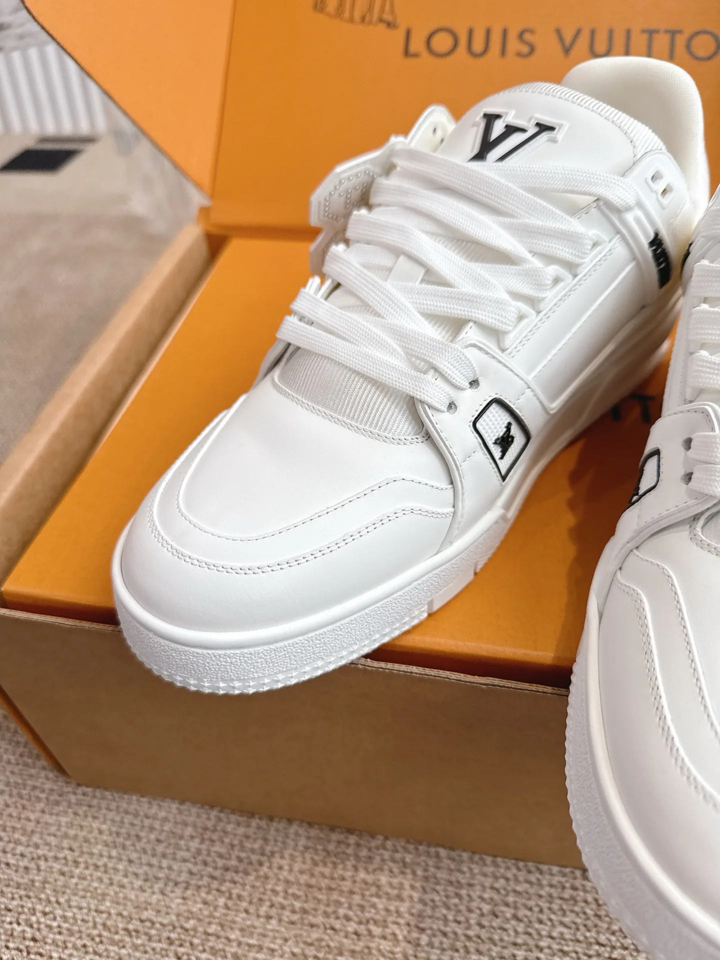 Women's Sneakers LOUIS VUITTON 18324748