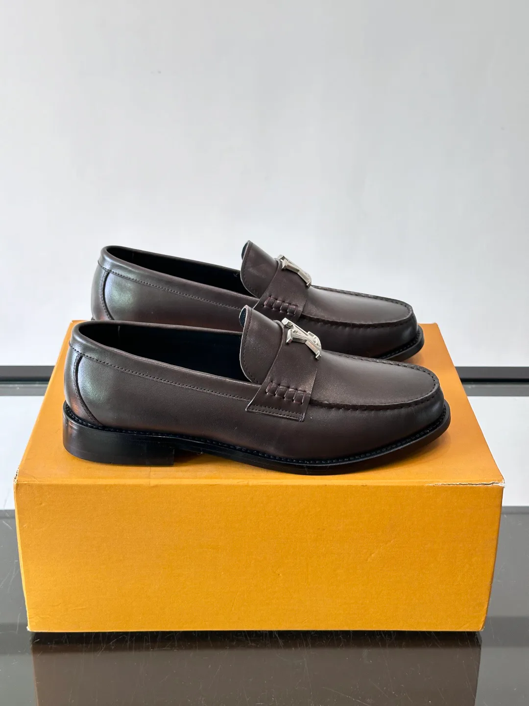Men's Loafers And Dress Shoes LOUIS VUITTON 18169696